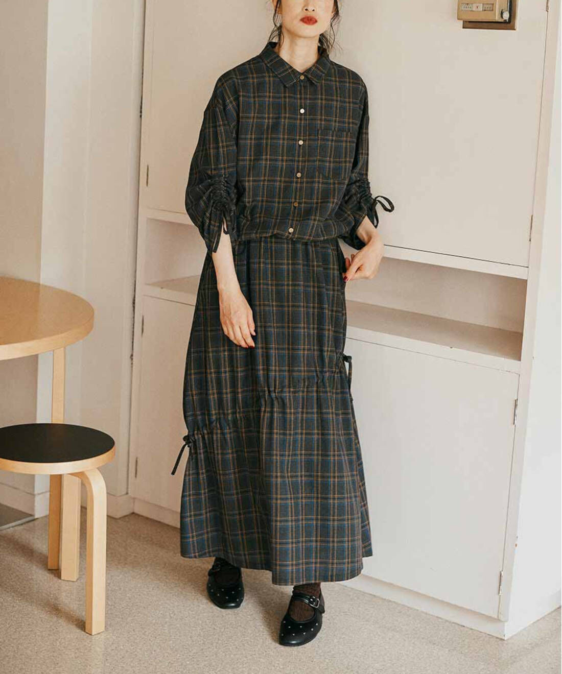 Live in  comfort|リブ　イン　コンフォート　くぼっち★とコラボ　スタイリッシュにチェックを楽しむ　ドロストチェックスカート〈グレー〉