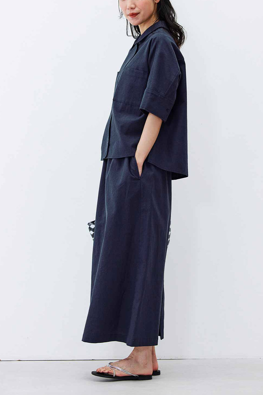 Live in  comfort|リブ イン コンフォート くぼっち★とコラボ 麻混素材のシャツ＆スカートセットアップ〈ダークネイビー〉