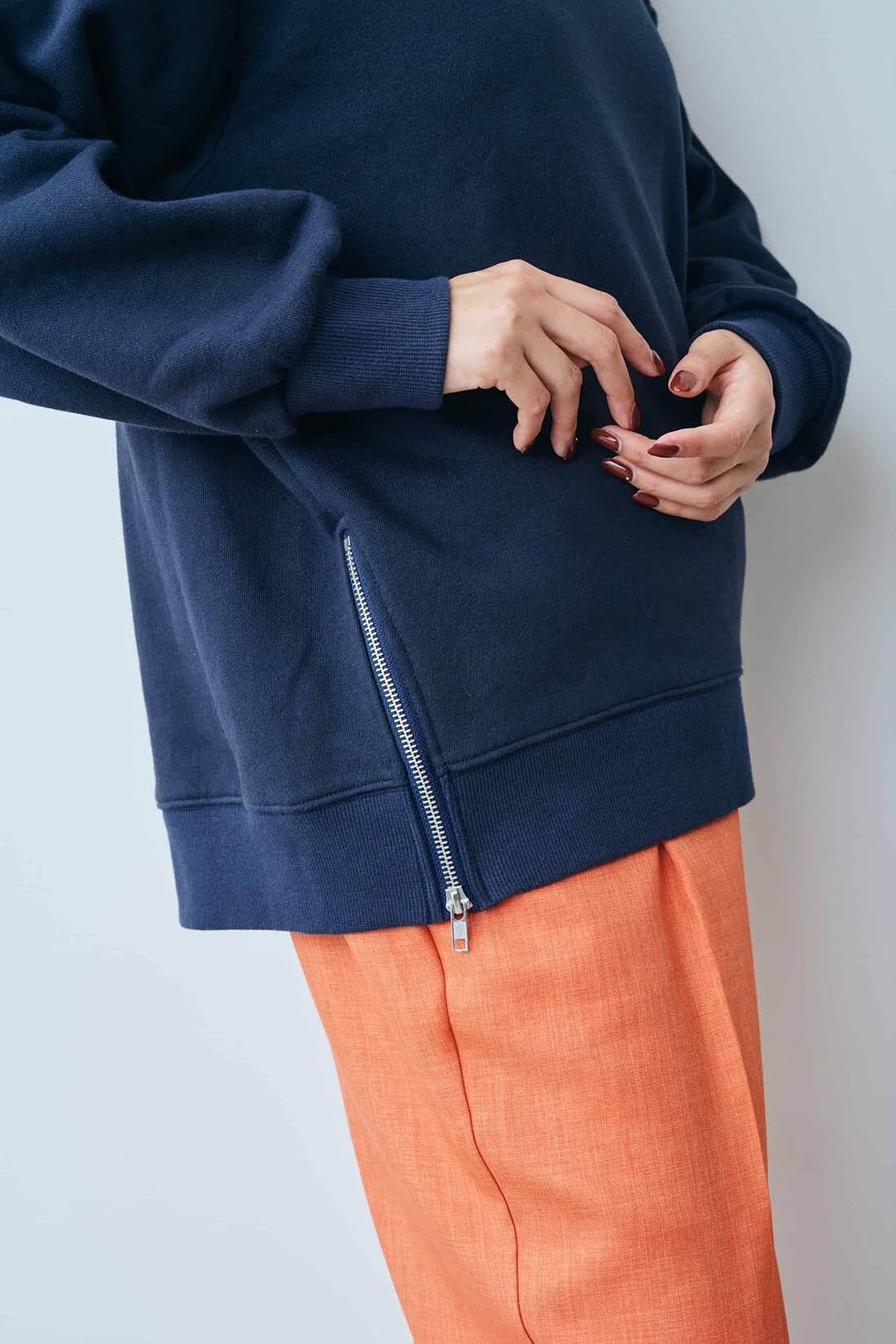 Live in  comfort|リブ イン コンフォート　Ｌｉｖｅ　Ｌｏｖｅ　ＣｏｔｔｏｎⓇプロジェクト　大人っぽく着られる　すそファスナースウェットトップス 〈ネイビー〉|腰のジッパーを閉めるときっちり感が出ます。