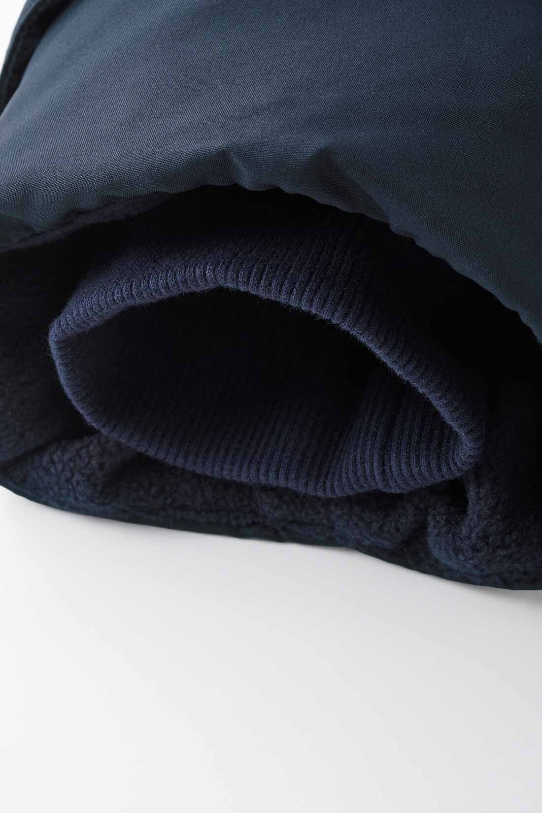 Live in  comfort|リブ イン コンフォート くぼっち★とコラボ 軽やかにこなれ見えする 撥水ロングダッフルダウンコート〈チャコールネイビー〉|袖口の内側にリブをしのばせて冷たい風をブロックしつつ見た目はすっきり。