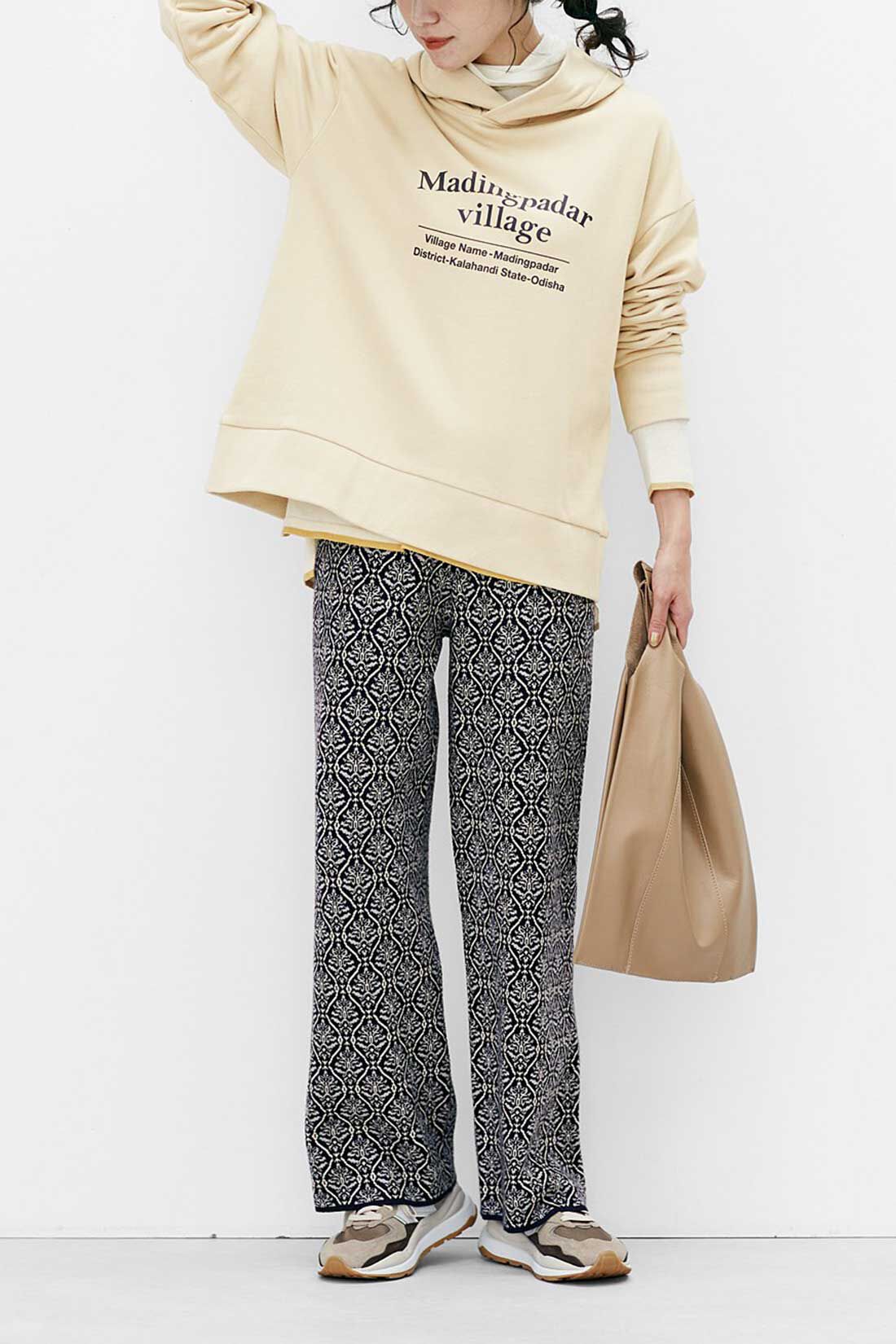 Live in  comfort|Live love cotton（R）プロジェクト　リブ イン コンフォート　上品カジュアルをつくる　ヴィレッジロゴフーディー〈ベージュ〉