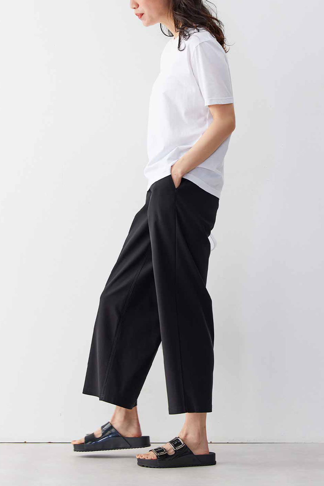 Live in  comfort|リブ イン コンフォート シルエットにこだわった ちょうどいい大人のワイドパンツ 〈カーキ〉