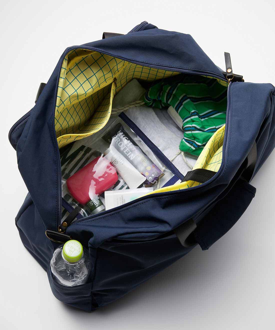 Live in  comfort|リブ イン コンフォート 文筆家甲斐みのりさんとつくった 2泊3日の旅行もおまかせ リュックに早変わりする 撥水（はっすい）3-WAYボストンバッグ〈ネイビー〉|内側はクラシックホテルのタイル遣いをイメージした格子柄を、目を引くレモンイエローで。荷物が見渡しやすいのも◎。