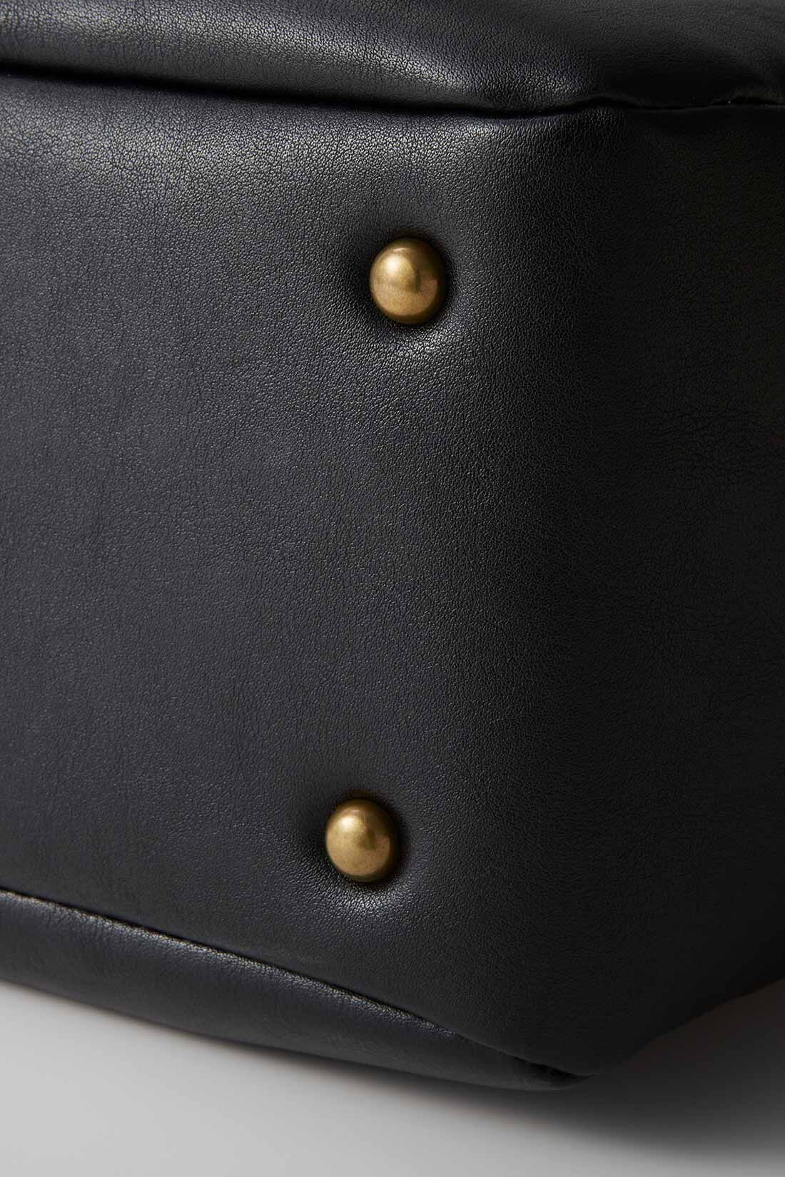 Live in  comfort|リブ イン コンフォート 文筆家甲斐みのりさんと一緒に作った 品のあるがま口ショルダーバッグ〈アンティークブラック〉|底に汚れや傷がつきにくい底びょう付き。