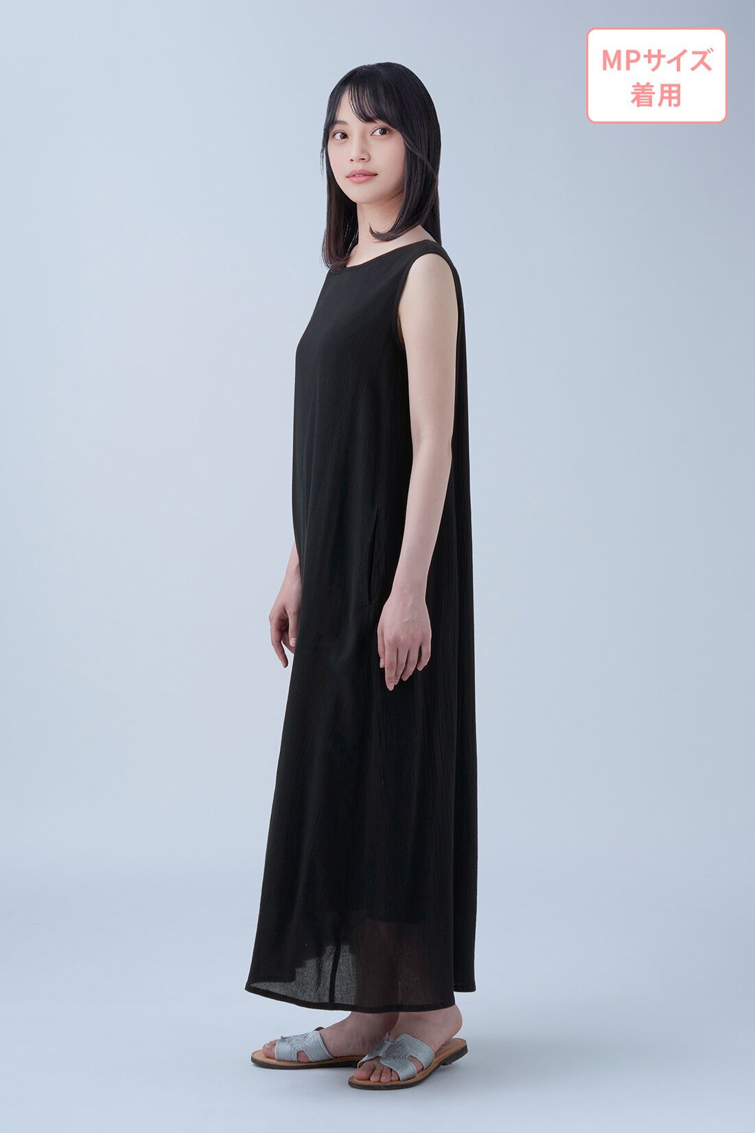 Live in  comfort|リブ イン コンフォート 栞里ちゃんとつくった 楊柳素材が涼しげな 大人のノースリーブワンピース〈ブラック〉|モデル身長：152cm　着用サイズ：MP