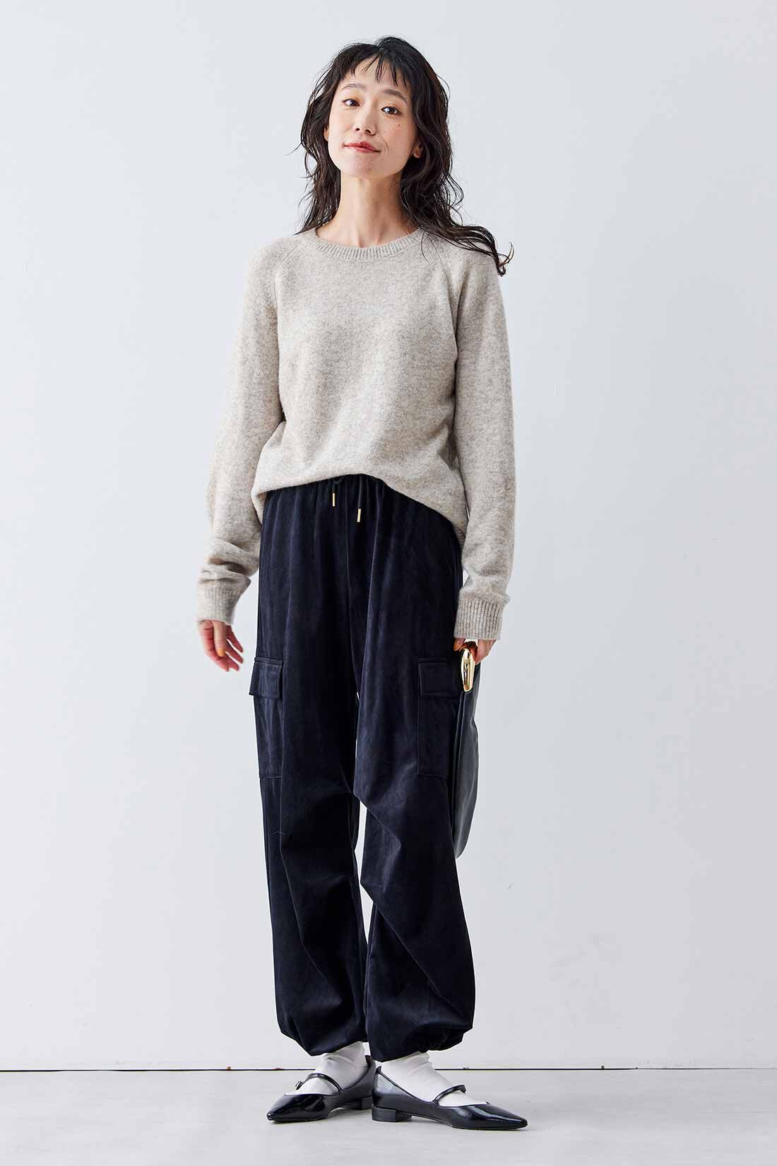 Live in  comfort|リブ イン コンフォート はき心地やわらか 上品艶ベロアのパラシュートパンツ|すそしぼり有り。