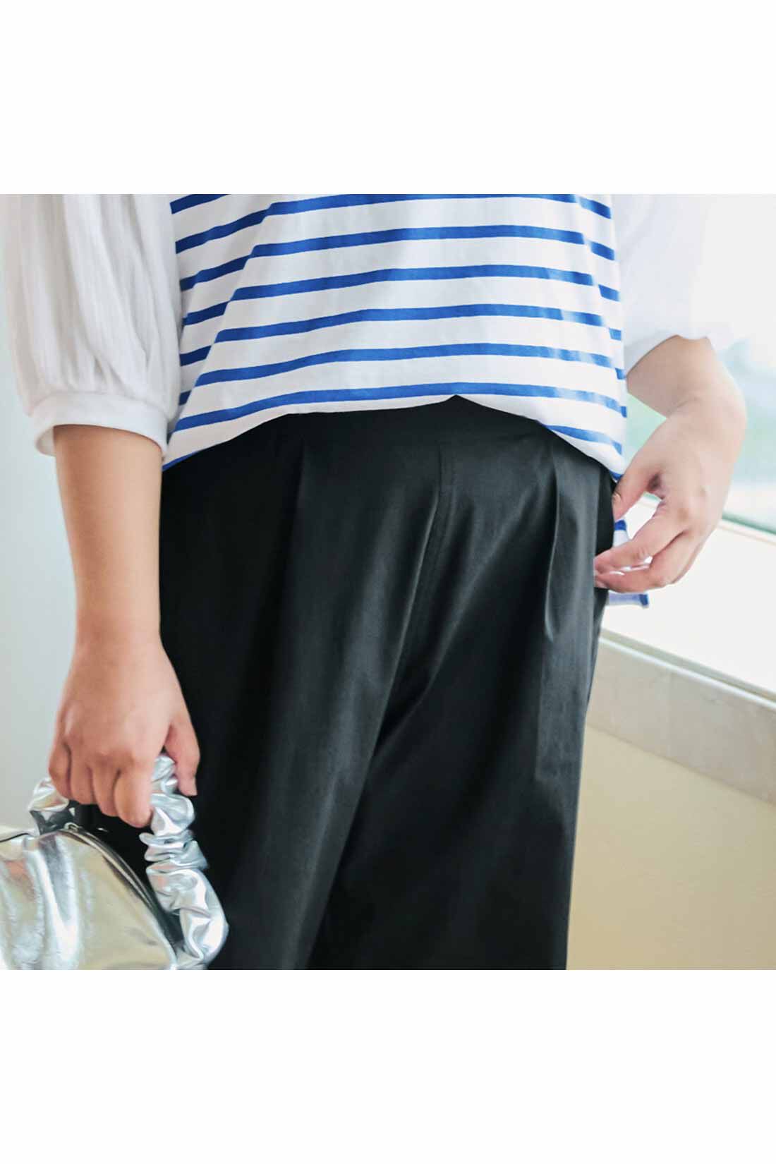 Live in  comfort|リブ イン コンフォート Hinaさんとコラボ Yラインが気になりにくい！ スッキリ美脚 スーパー伸び軽ストレートパンツ|股の部分にY線が出にくいように、腰まわりにゆとりをもたせ、タックを入れてすっきりと、立体的に仕上げています。