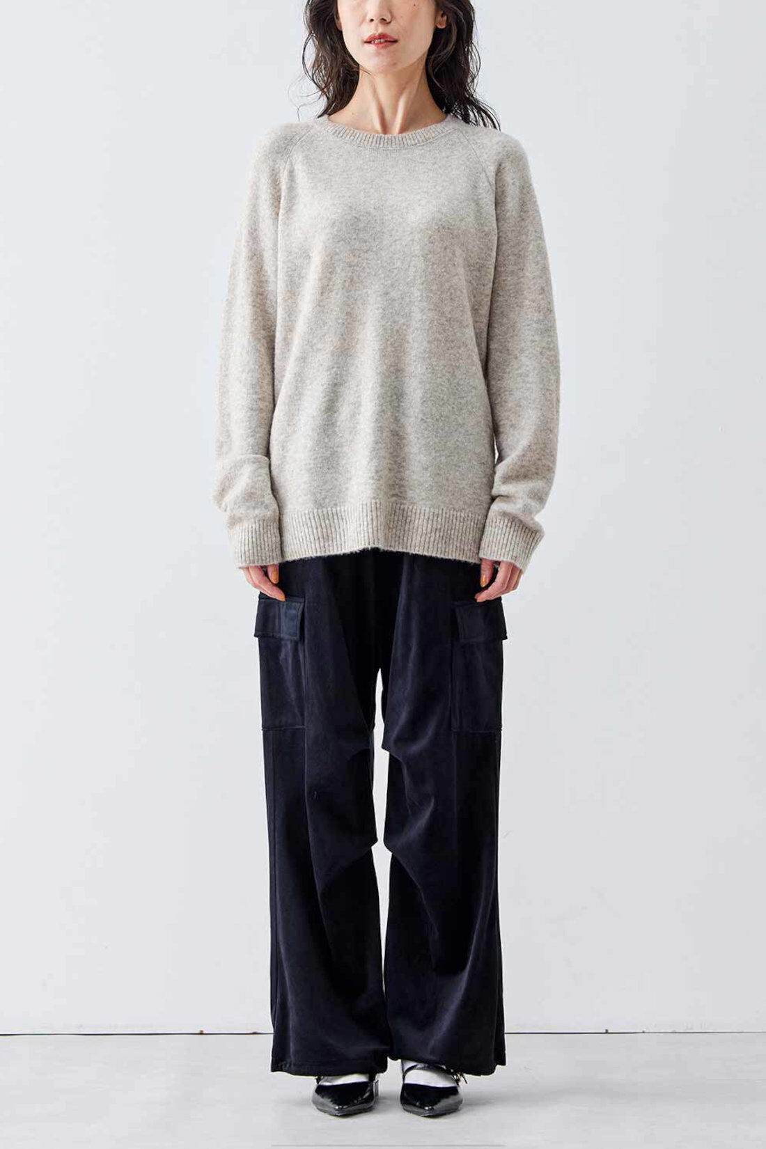 Live in  comfort|リブ イン コンフォート　はき心地やわらか 上品艶ベロアのパラシュートパンツ〈ブラック〉|すそしぼり無し。