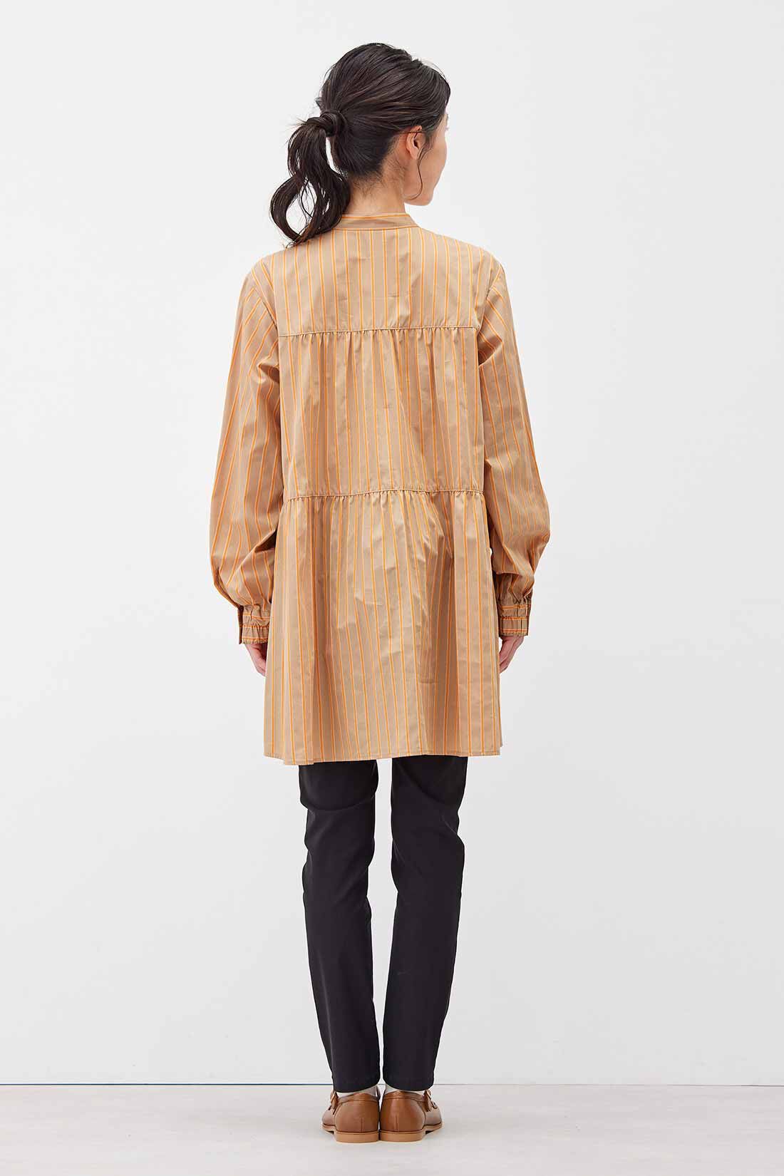 Live in  comfort|リブ イン コンフォート　パール調ボタンで品よくかわいい 後ろギャザーのひらりフレアーシャツチュニック〈ベージュストライプ〉