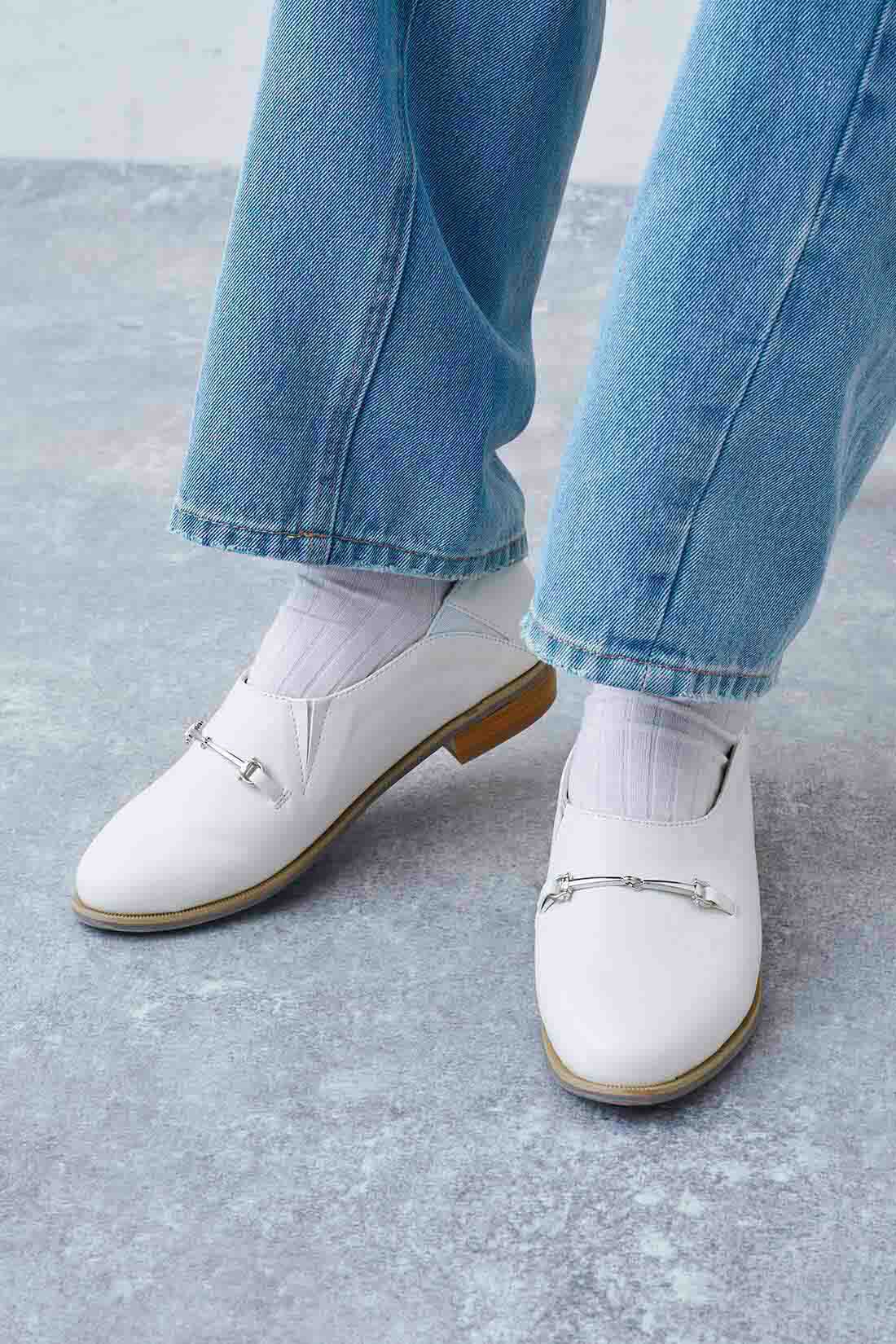 Live in  comfort|リブ イン コンフォート はまじとコラボ ビット遣いが上品な やわらかフラットシューティ〈ホワイト〉