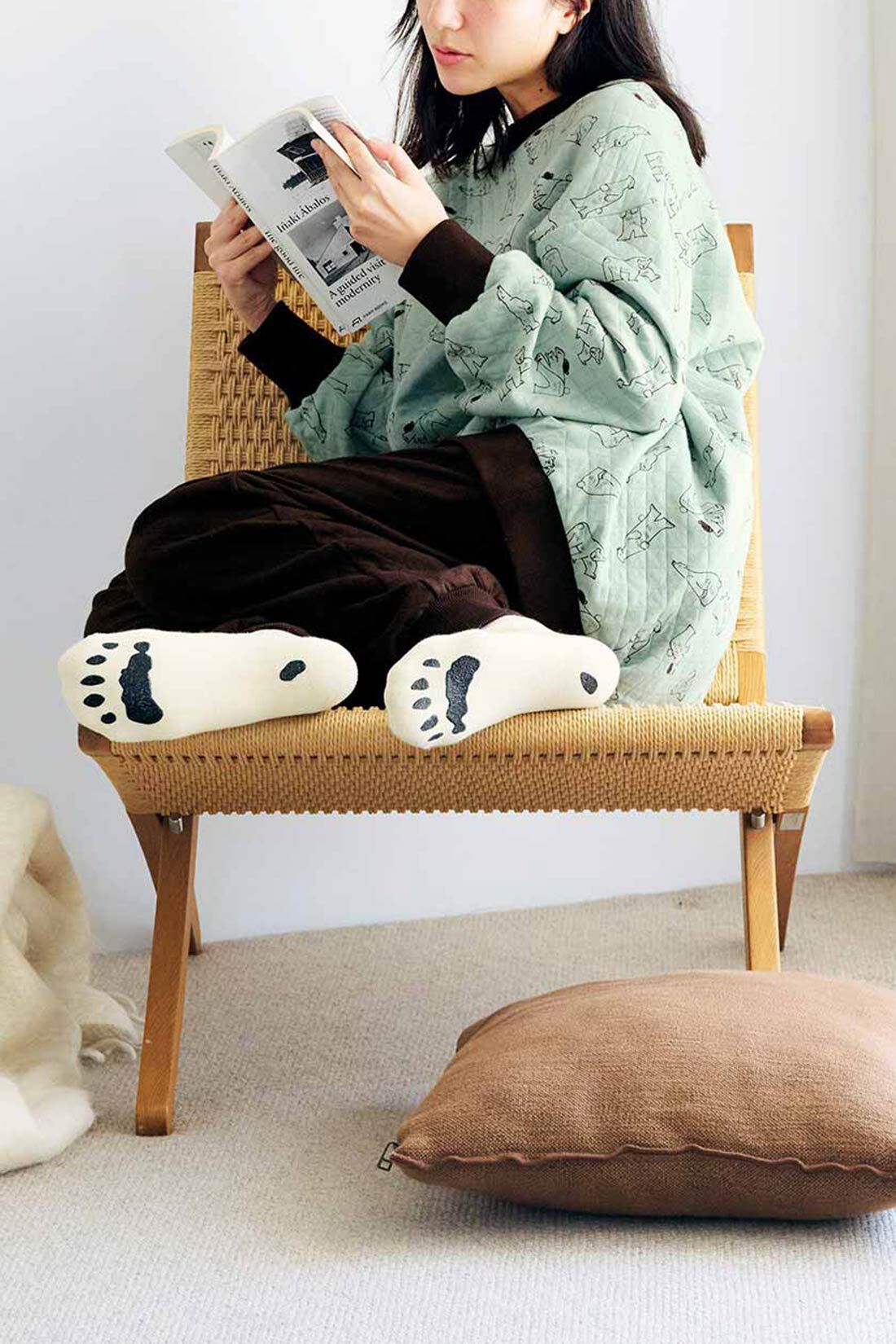 Live in  comfort|旭山動物園・ボルネオの森応援商品 Live in comfort ホッキョクグマの肉球柄のあたたかソックス〈アイボリー〉