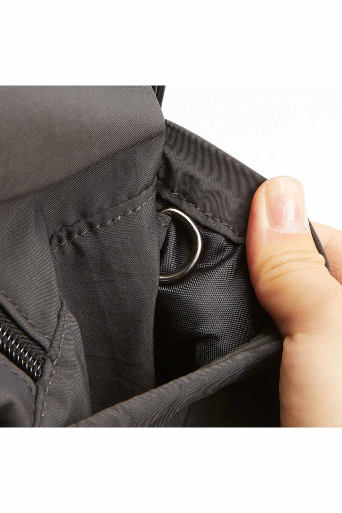 Live in  comfort|リブ イン コンフォート シンプルライフ研究家 マキさんとつくった ガバッと開いて入れやすい 二層構造の買い物用リュック〈ブラック×チャコール〉|右ポケットの内側にはDカン付き。