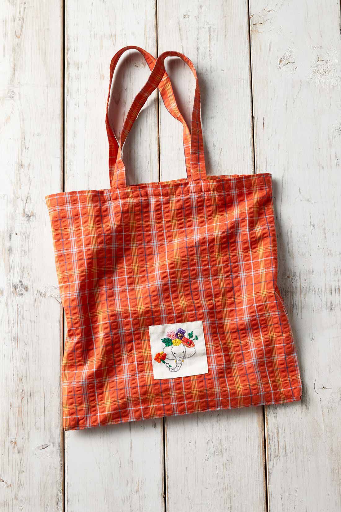 Live in comfort［リブインコンフォート］|リブ イン コンフォート Live love cotton（R）プロジェクト お花を紡いで笑顔がつながる 象さん刺しゅうのポケッタブルトートバッグ〈バーントオレンジ〉