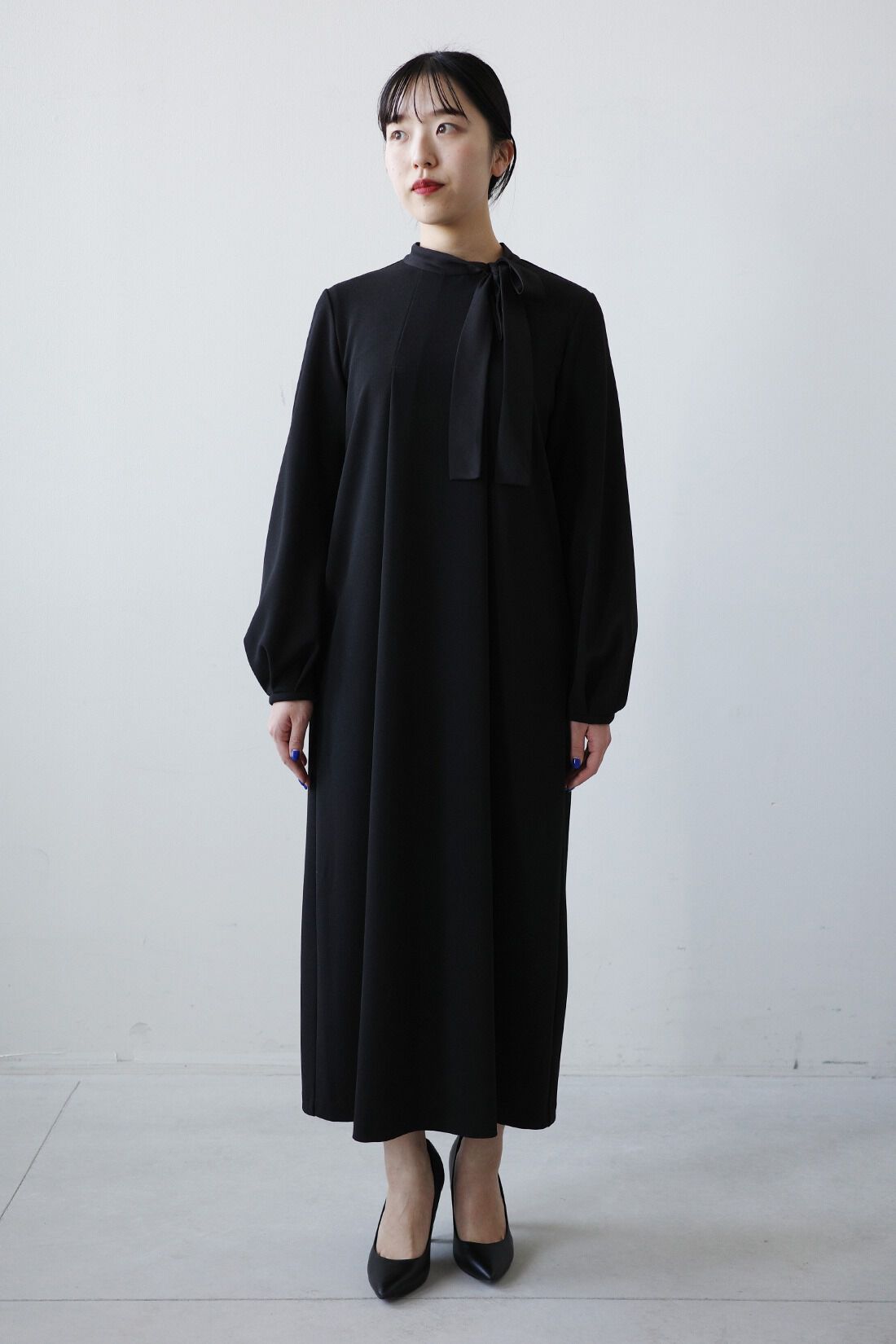 Live in  comfort|リブ イン コンフォート　ブローチ付きで華やぐ ぐい伸びカットジョーゼットのボウタイブラックワンピース|スタッフ身長：160cm　着用サイズ：MT