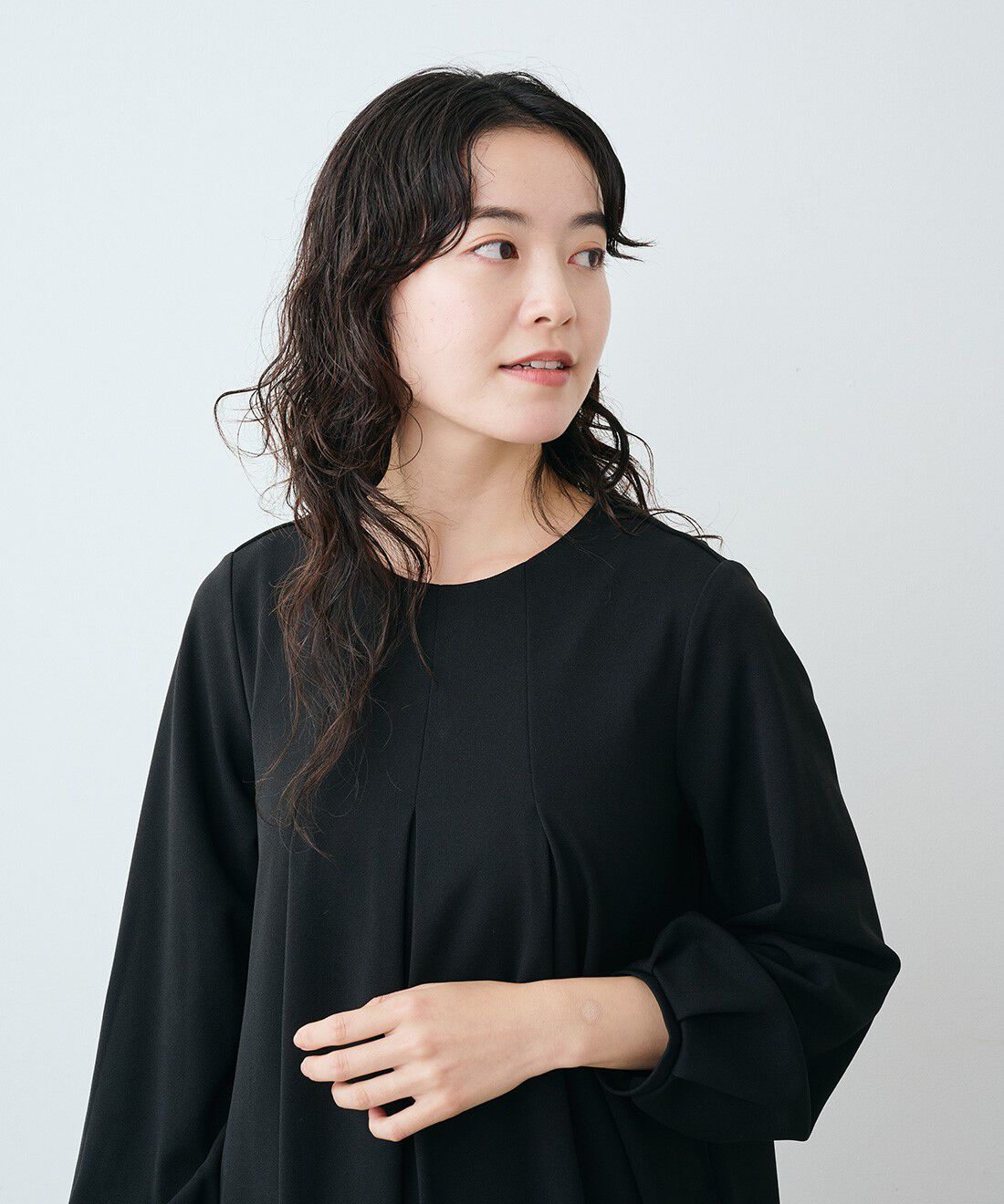 Live in comfort［リブインコンフォート］|リブ イン コンフォート レースの付け衿が素敵に華やぐ カットジョーゼットワンピース〈ブラック〉