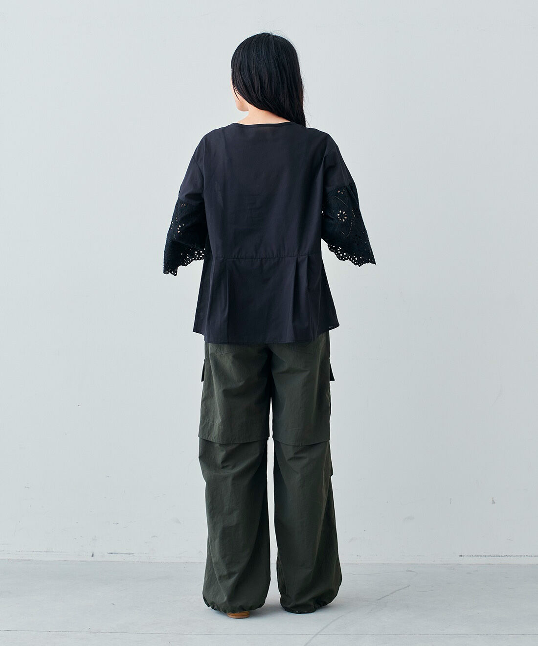 Live in comfort［リブインコンフォート］|リブ イン コンフォート 華やかさと透け感を楽しむ コットンブラックブラウス
