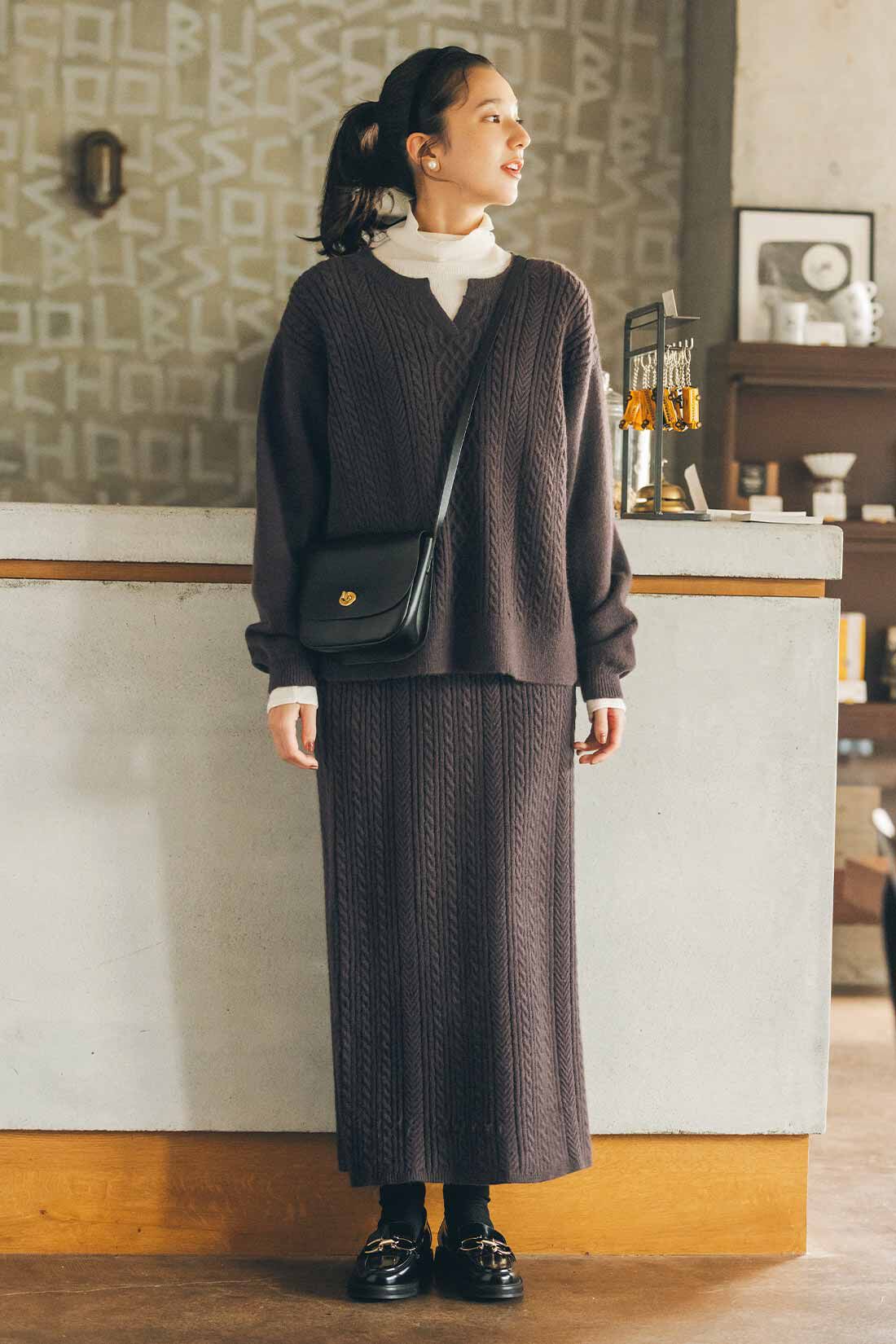 Live in  comfort|リブ イン コンフォート くぼっち★とコラボ 上品ケーブル編みニットトップス＆スカートセットアップ〈チョコレートブラウン〉