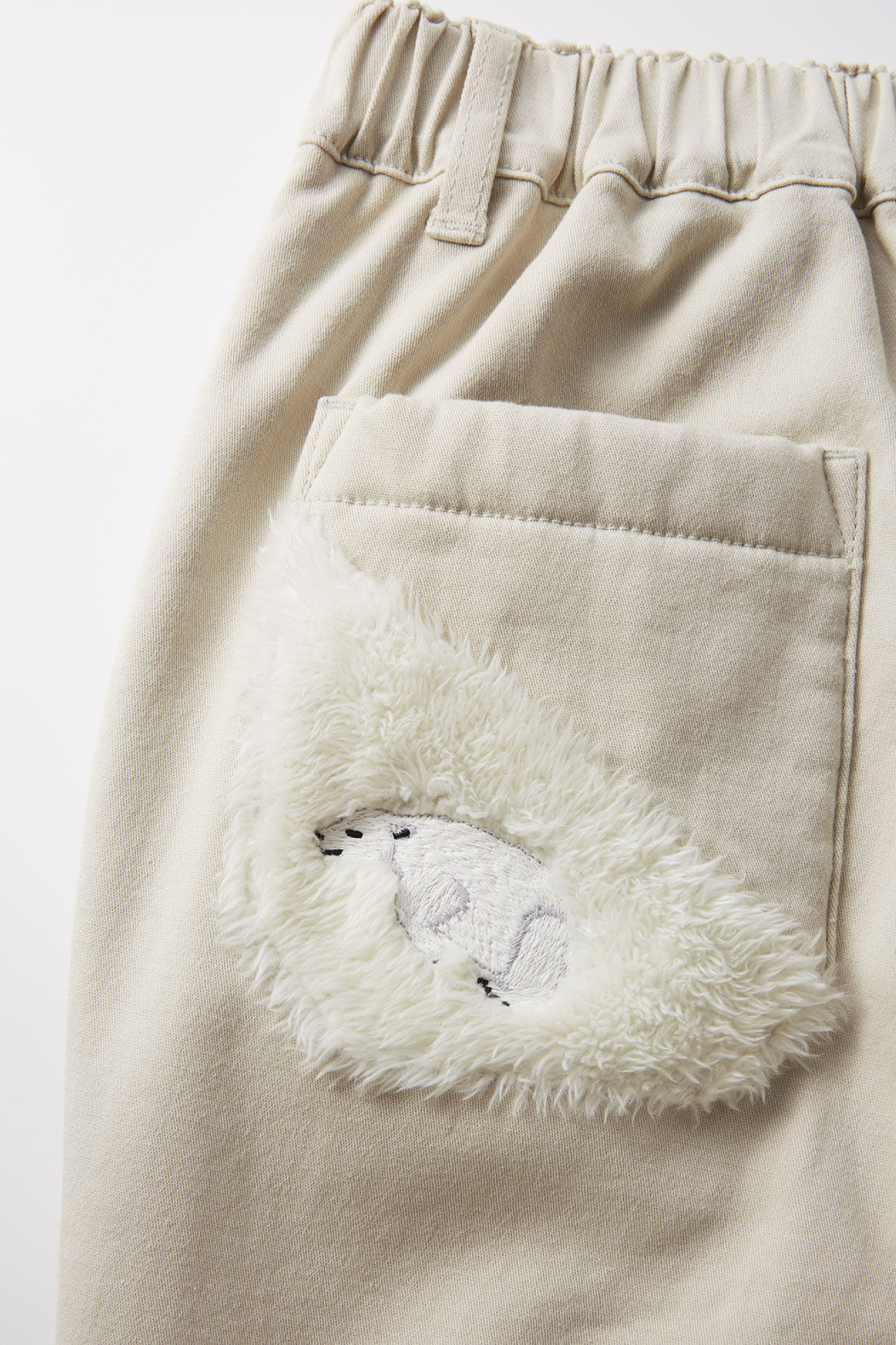 Live in  comfort|旭山動物園・ボルネオの森応援商品　冬の動物園でも寒さ知らず！ ホッキョクグマみたいなふわふわ 裏ボアワイドパンツ〈アイボリー〉|〈BACK〉左の後ろポケットには、旭山動物園のすやすや眠るホッキョクグマの刺しゅう入り。