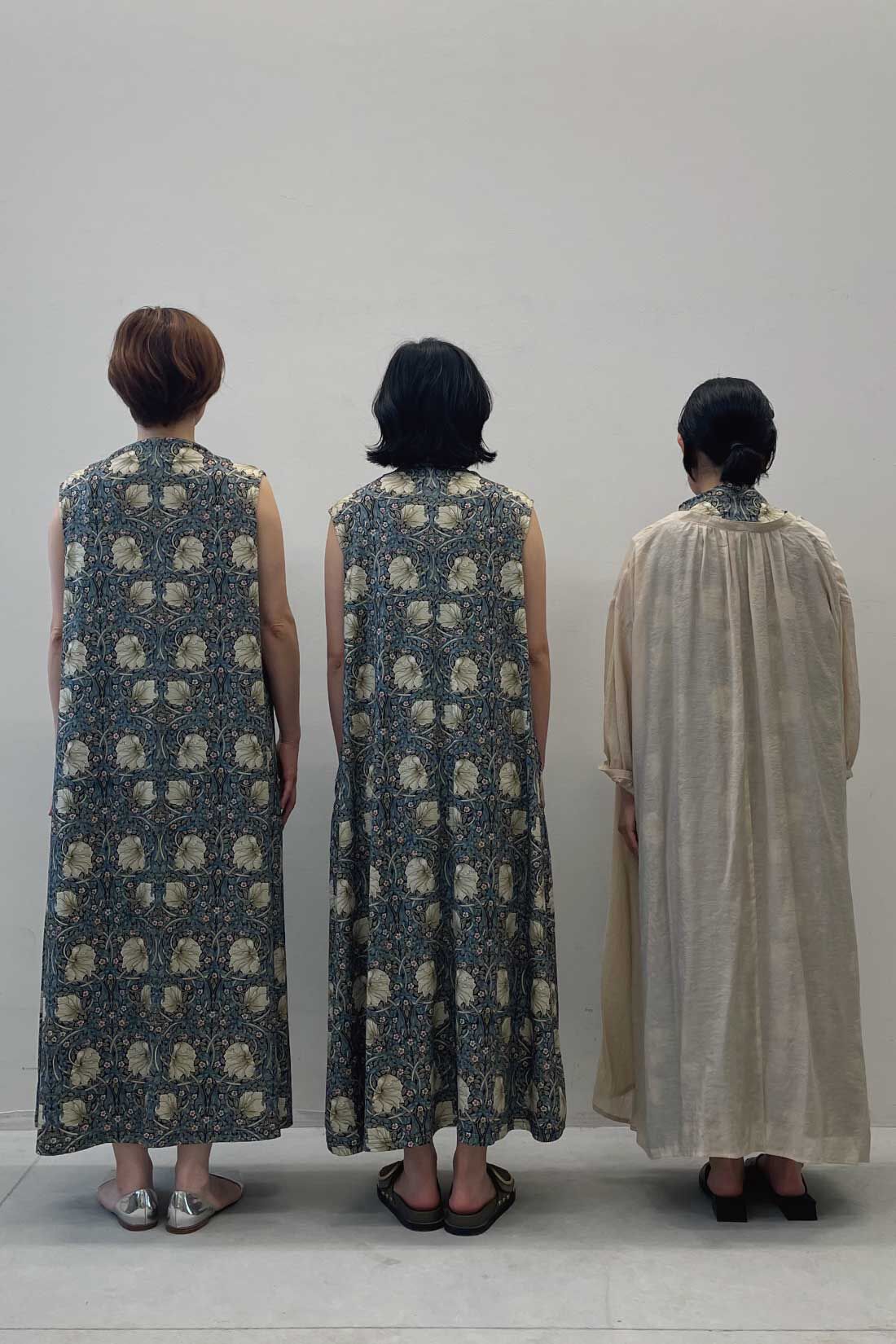 Live in  comfort|リブ イン コンフォート 大人モリスの世界 「ピンパーネル」柄が美しく着映える ゆるネックワンピース〈ネイビー〉
