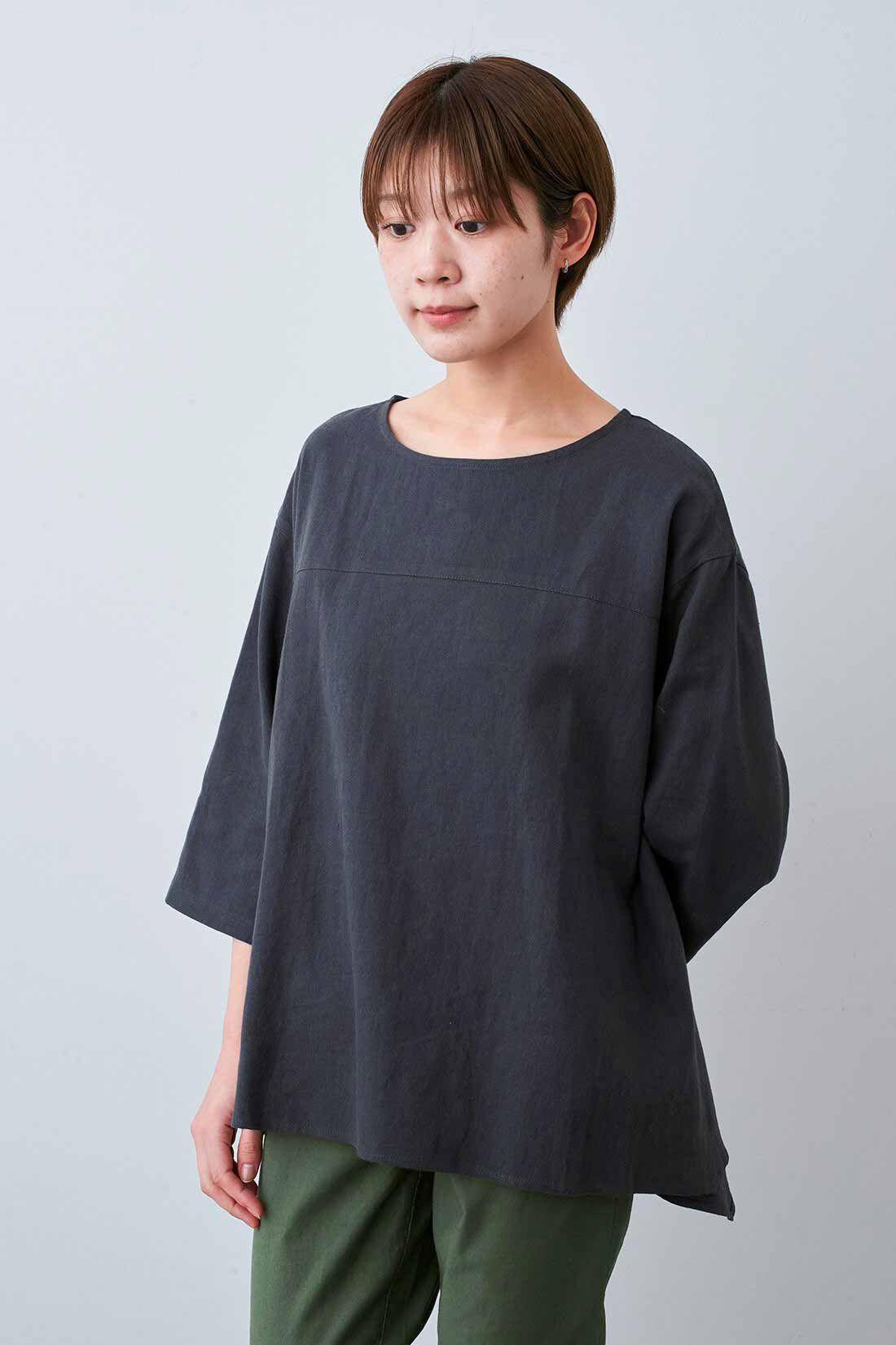 Live in  comfort|リブ イン コンフォート はまじとコラボ 揺れるヘムラインを楽しむ麻混トップス〈サンドベージュ〉