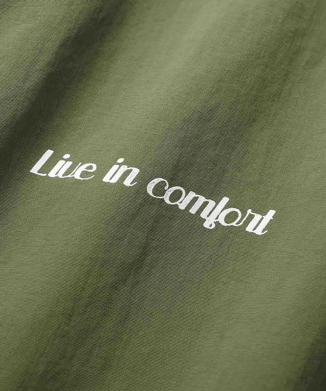 Live in  comfort|リブ イン コンフォート 旅行も雨の日もノンストレス 薄くて軽い撥水ワンピース|右ポケットのロゴプリントがさりげないアクセント。
