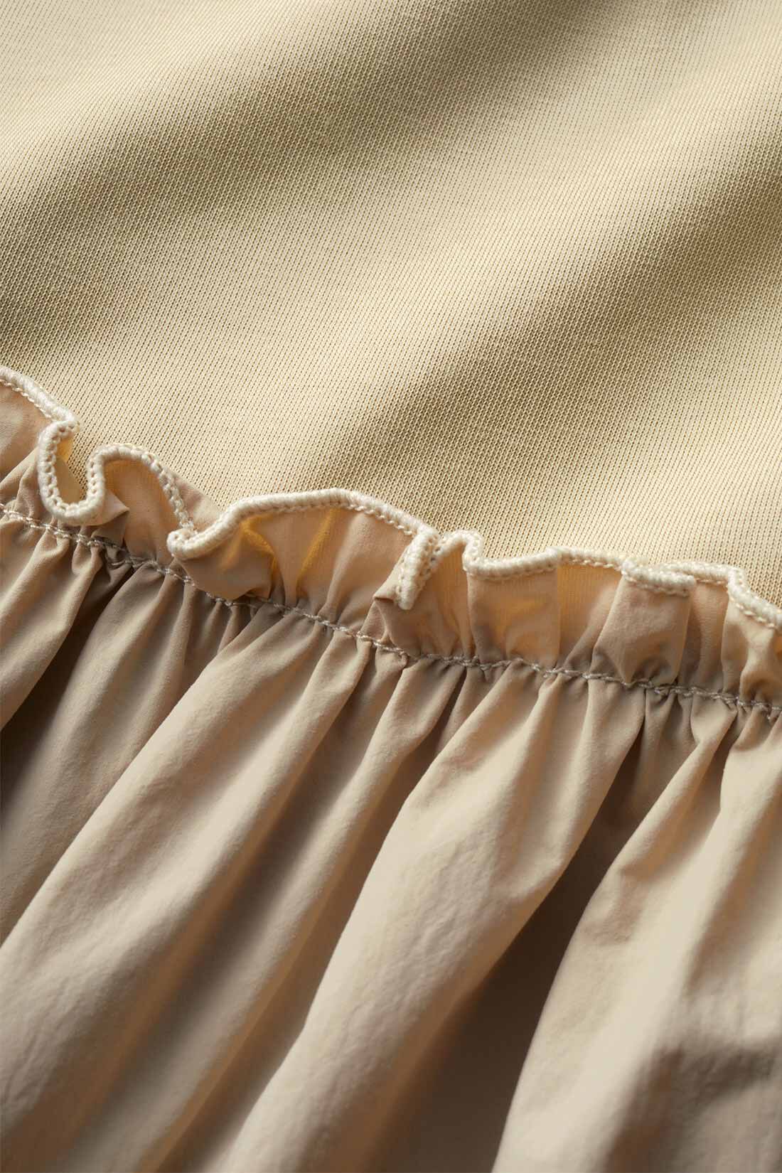 Live in  comfort|リブ イン コンフォート 汗じみ軽減加工の異素材遣いペプラムトップスの会|Tシャツ部分はやわらかな綿混カットソー素材。ペプラム部分は張り感のある上品なナイロン布はく素材。