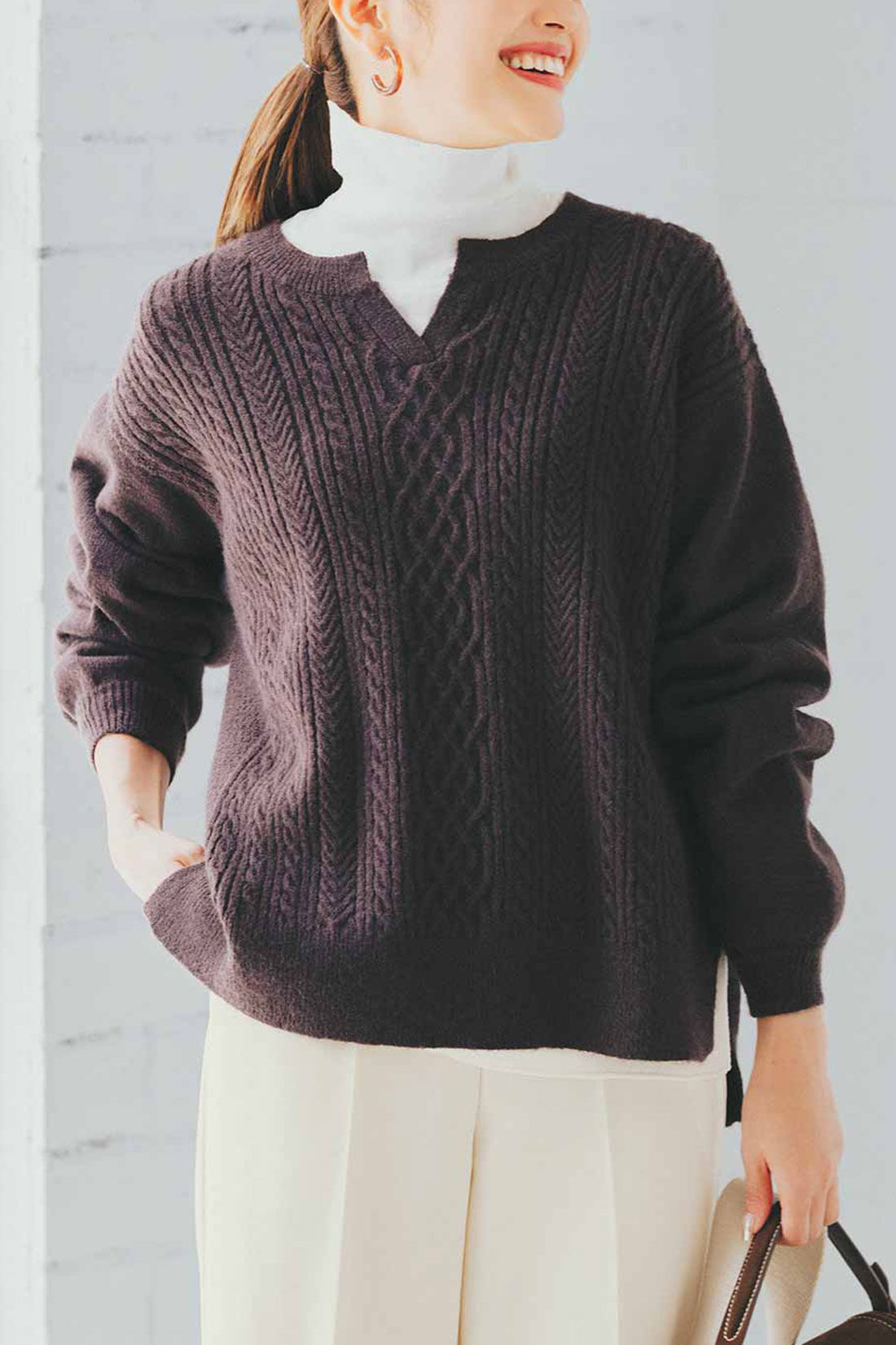 Live in  comfort|リブ イン コンフォート くぼっち★とコラボ 上品ケーブル編みニットトップス＆スカートセットアップ〈チョコレートブラウン〉|白タートルをインしてきれいめに。お仕事もOKの好印象なパンツスタイル！