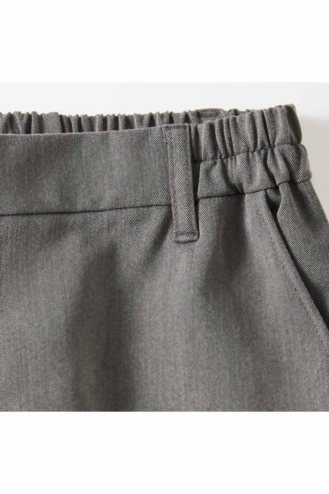 Live in  comfort|リブ イン コンフォート オンでもオフでも週7活躍！ きれいだねパンツ〈テーパード〉〈ペールイエロー〉|フロントはフラット仕上げ＆ベルトループ付き！ トップスインも決まる。（こちらはきれいだねパンツ〈ワイドストレート〉の画像になります。）お届けするカラーとは異なります。