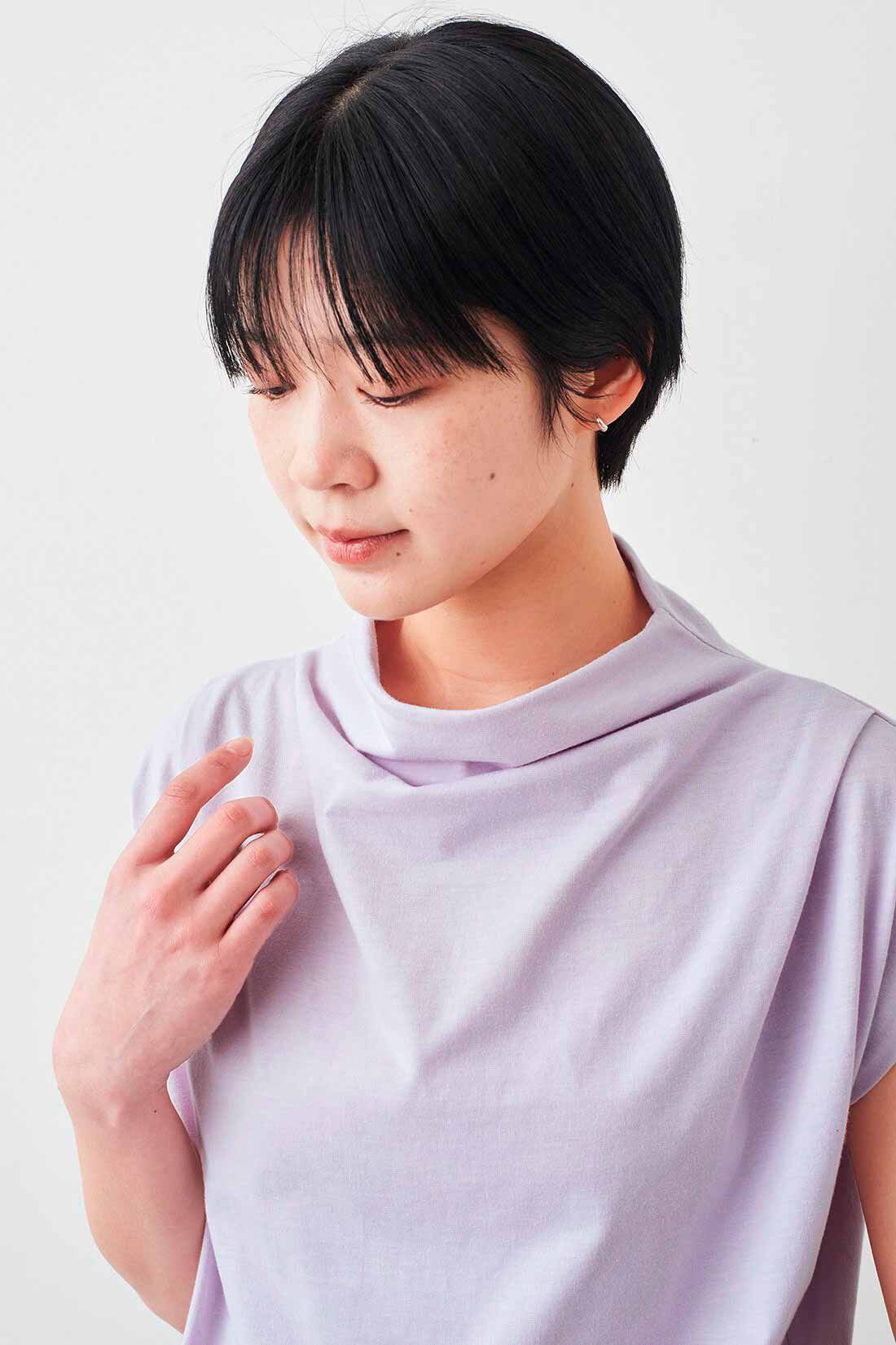 Live in  comfort|リブ イン コンフォート 接触冷感素材のゆるネックトップスの会|立ち上がりがきれいなボトルネックで、気になる首元をさりげなくカバーできます。