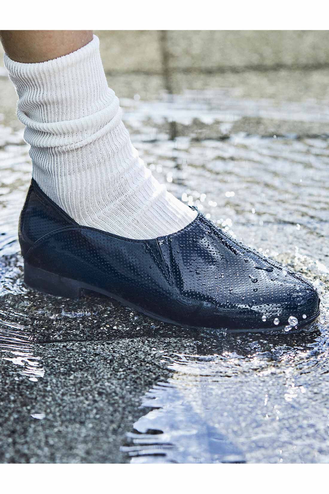 Live in  comfort|リブ イン コンフォート はまじとコラボ 雨の日も履ける！ 防水フラットシューティ〈ブラック〉