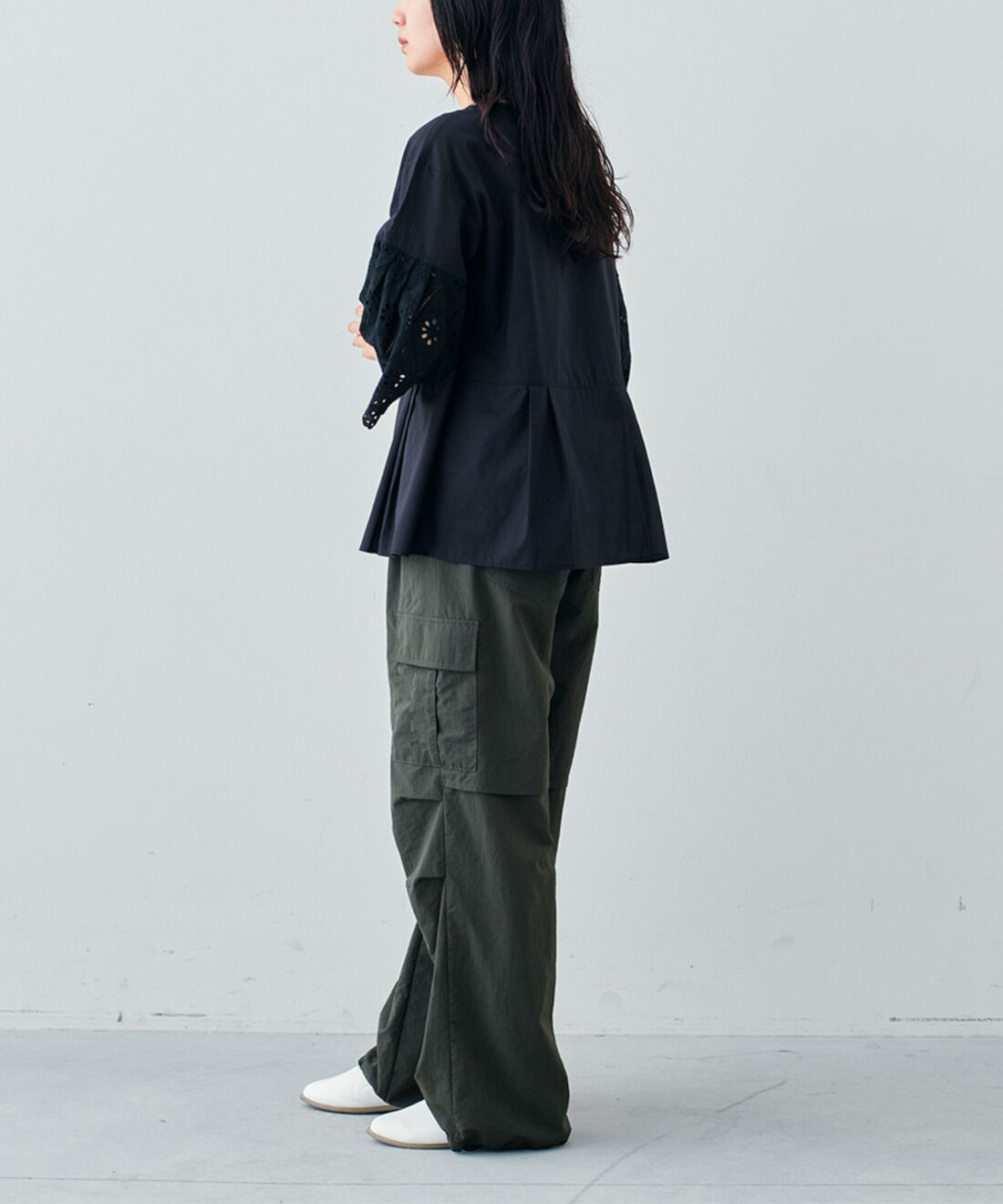 Live in  comfort|リブ　イン　コンフォート　華やかさと透け感を楽しむ　コットンブラックブラウス〈レーススリーブ〉