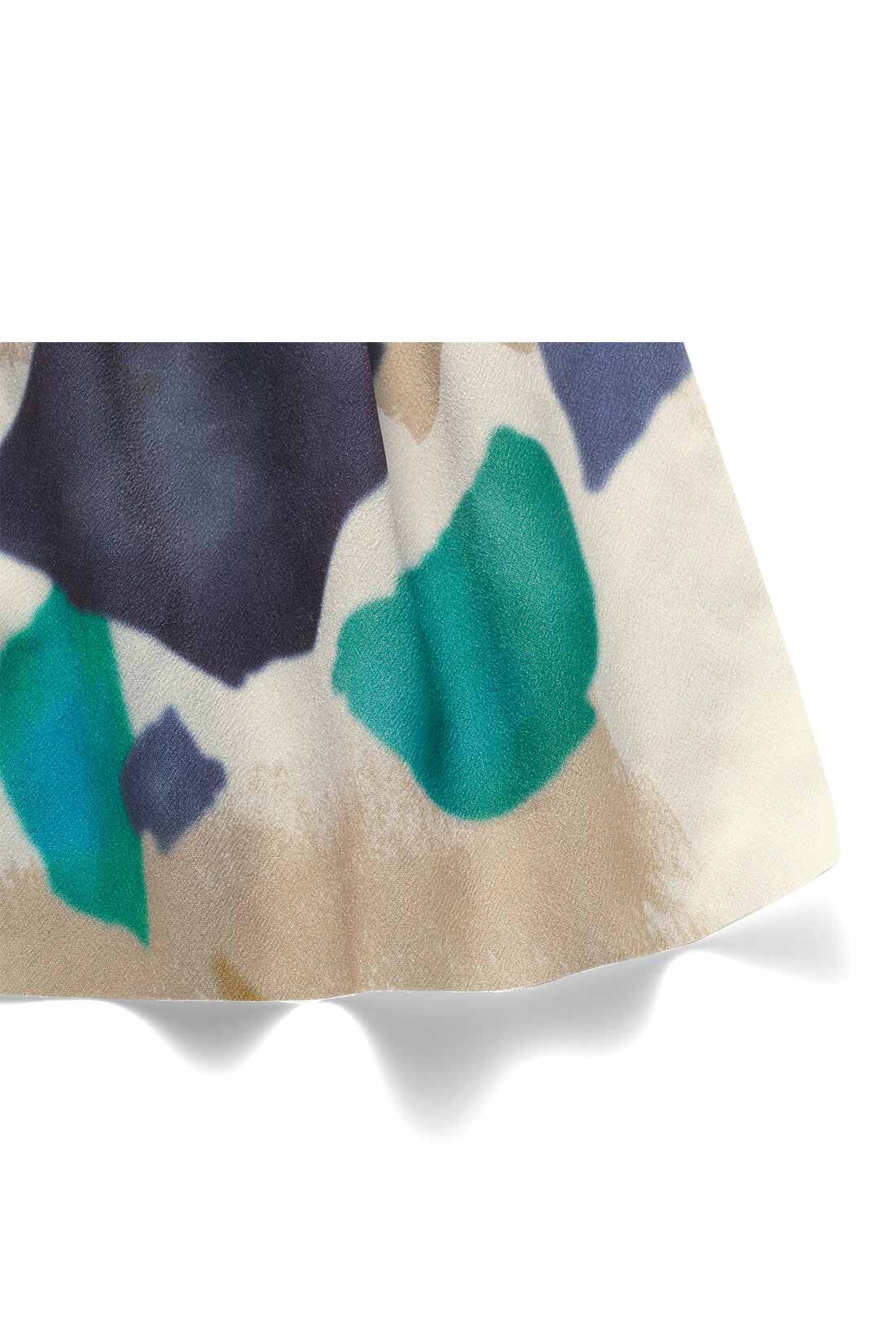 Live in  comfort|リブ イン コンフォート 沖縄ののんびりとした気分を味わう やちむん柄のネックギャザーワンピース〈アイボリー〉|繊細なプリント技法にマッチする、テロンと落ちるとろみ素材。軽くて、心地いい！