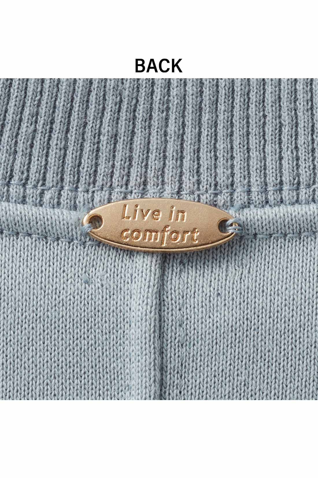 Live in  comfort|リブ イン コンフォート 品よく着映える 大人専用袖ふんわりシフォンスウェットトップスの会|背中側にロゴを刻んだゴールドプレートがキラリ。
