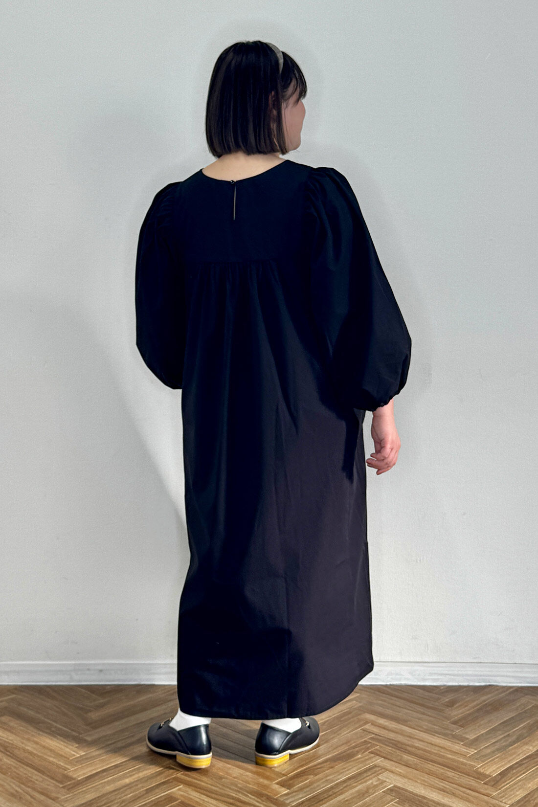 Live in  comfort|はまじとコラボ 華やか 華奢見え ボリューム パフ スリーブ ワンピース ブラック 黒のコーディネート