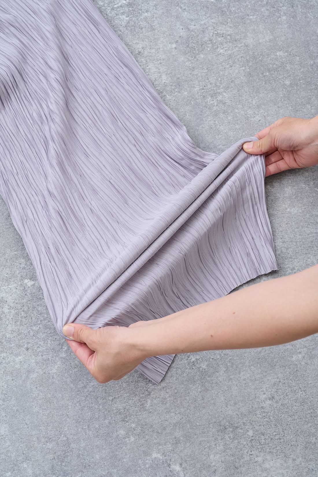 Live in  comfort|リブ イン コンフォート　驚くほどのらくちんさ！ ほどよくきれいに見える プリーツパンツ〈グレー〉