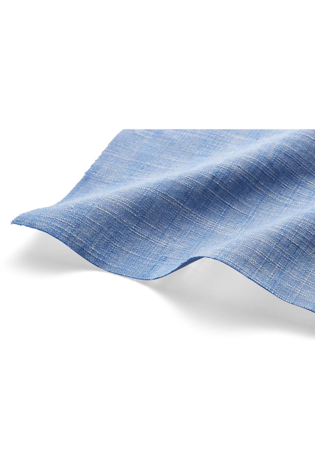 Live in  comfort|リブ イン コンフォート　リネンみたいにさらりと着こなせるコットン100％のゆったりシルエットシャツ 〈ブルー〉【おはだが気になるみんなへ】|ネップやふしを入れた麻風の織りむらが新鮮。コットンだからちくちく感もなく、お手入れ簡単。