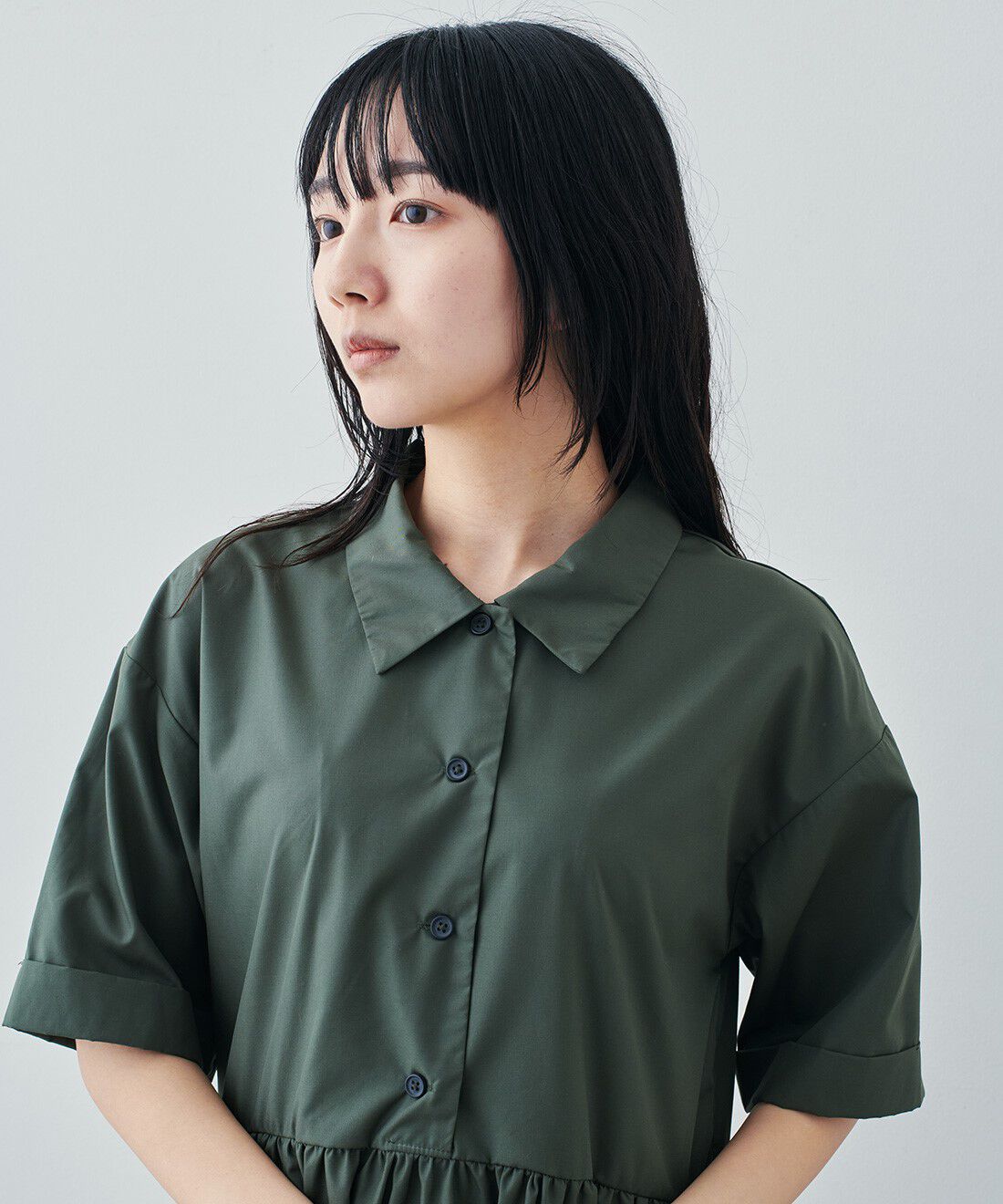 Live in  comfort|リブ イン コンフォート シンプルライフ研究家 マキさんとつくった お出かけ顔の撥水（はっすい）素材シャツワンピース|小ぶりな衿とボタンできちんと感も。