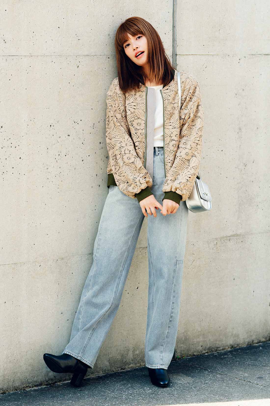 Live in  comfort|リブ イン コンフォート くぼっち★とコラボ はくだけでオシャレ見えする 大人にちょうどいいカーブデニムパンツ〈ライトブルー〉