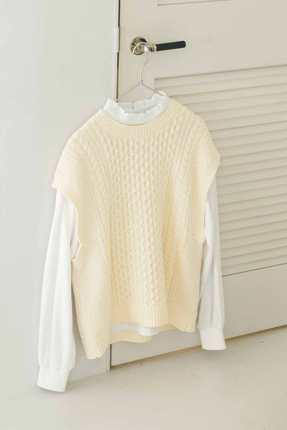 Live in  comfort|リブ イン コンフォート 人気スタイリスト 石上美津江さんとつくった カットソートップスとニットベストのセット〈ホワイト＆アイボリー〉