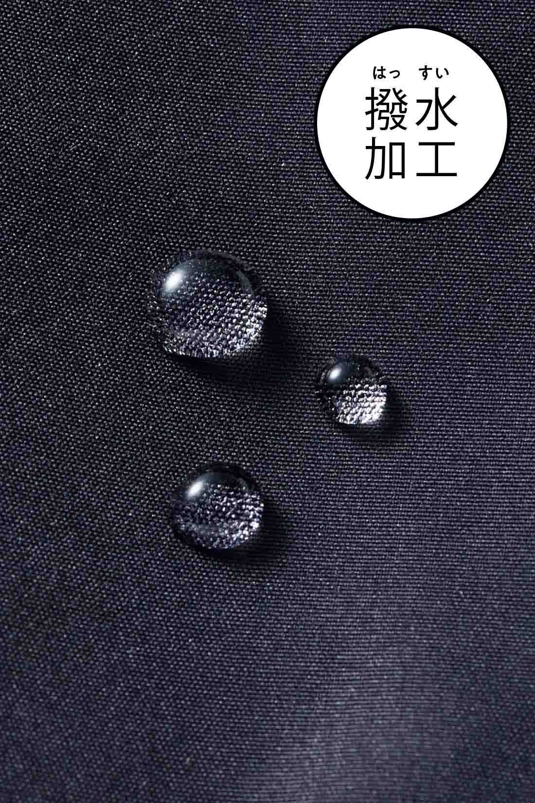 Live in  comfort|リブ イン コンフォート くぼっち★とコラボ 軽やかにこなれ見えする 撥水ロングダッフルダウンコート〈チャコールネイビー〉|上質感のあるマットな素材。撥水加工済みだから、軽い雨や汚れを弾いてブロック。
