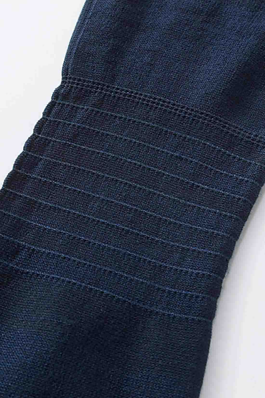 Live in comfort［リブインコンフォート］|リブ イン コンフォート　スマホ操作もできちゃう！　指先ちょこっとないシルク混UVアームカバー【おはだが気になるみんなへ】〈ダークネイビー〉|締め付け感のないシルク混のゆるいフィット感に、ゴム部分を外側にしたやさしい肌当たり。