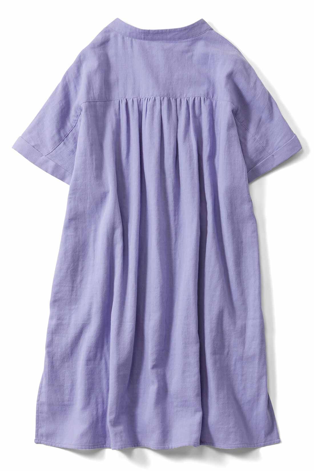 Live in  comfort|リブ イン コンフォート ふんわり軽やかダブルガーゼ 上品フレンチブラウス〈チャコールブラウン〉|背ヨーク切り替えとたっぷりギャザーで、後ろ姿も素敵に。