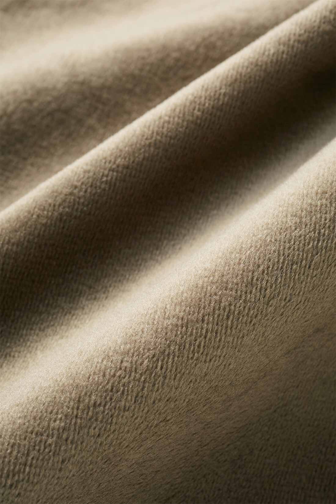 Live in  comfort|リブ イン コンフォート はき心地やわらか 上品艶ベロアのパラシュートパンツ|ぬくもり感と上質な光沢がある、カットソーベロア素材。