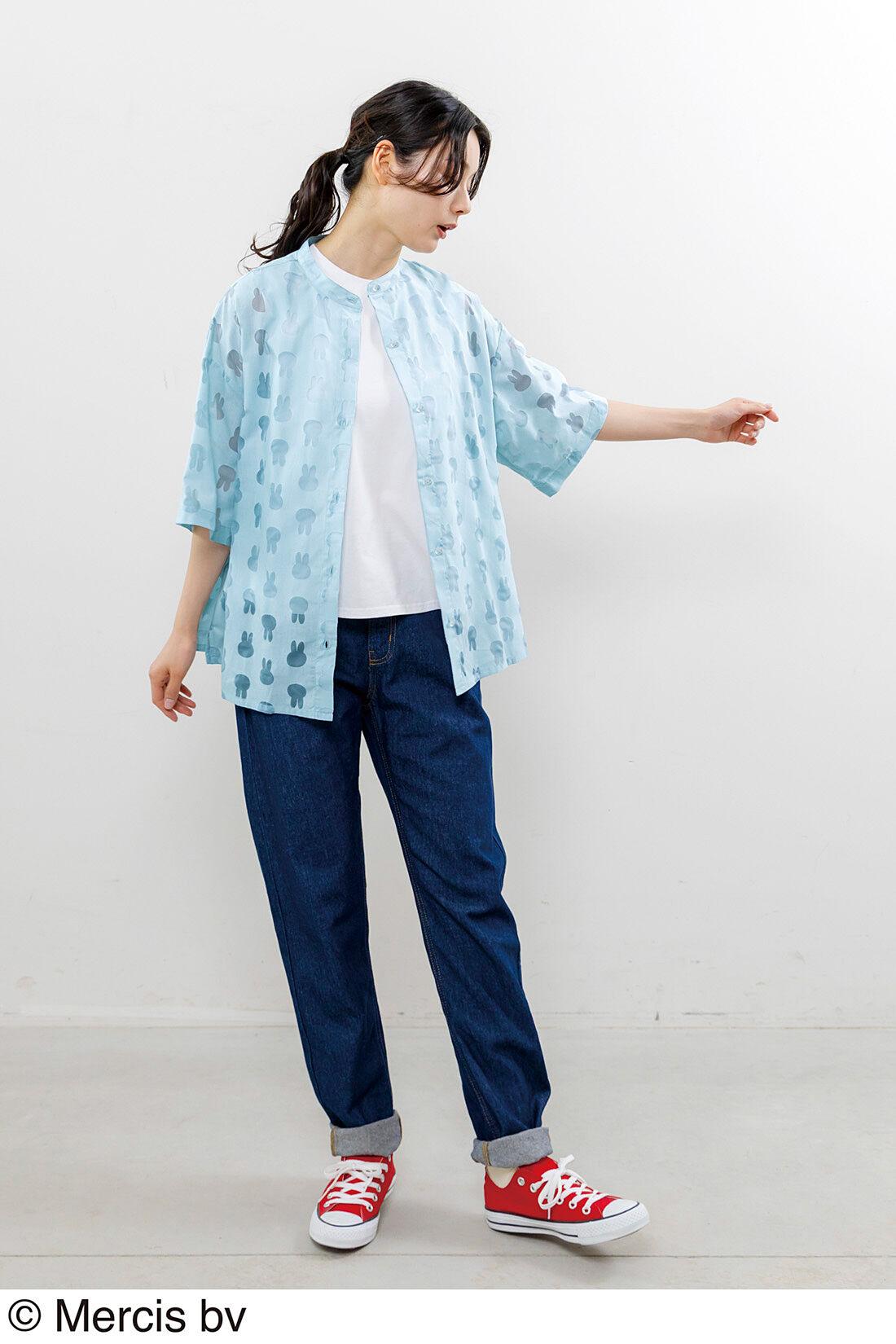 Live in  comfort|【6月分以降お届け】リブ イン コンフォート　ミッフィーのお顔シルエットの オパール加工ブラウス〈ソーダブルー〉