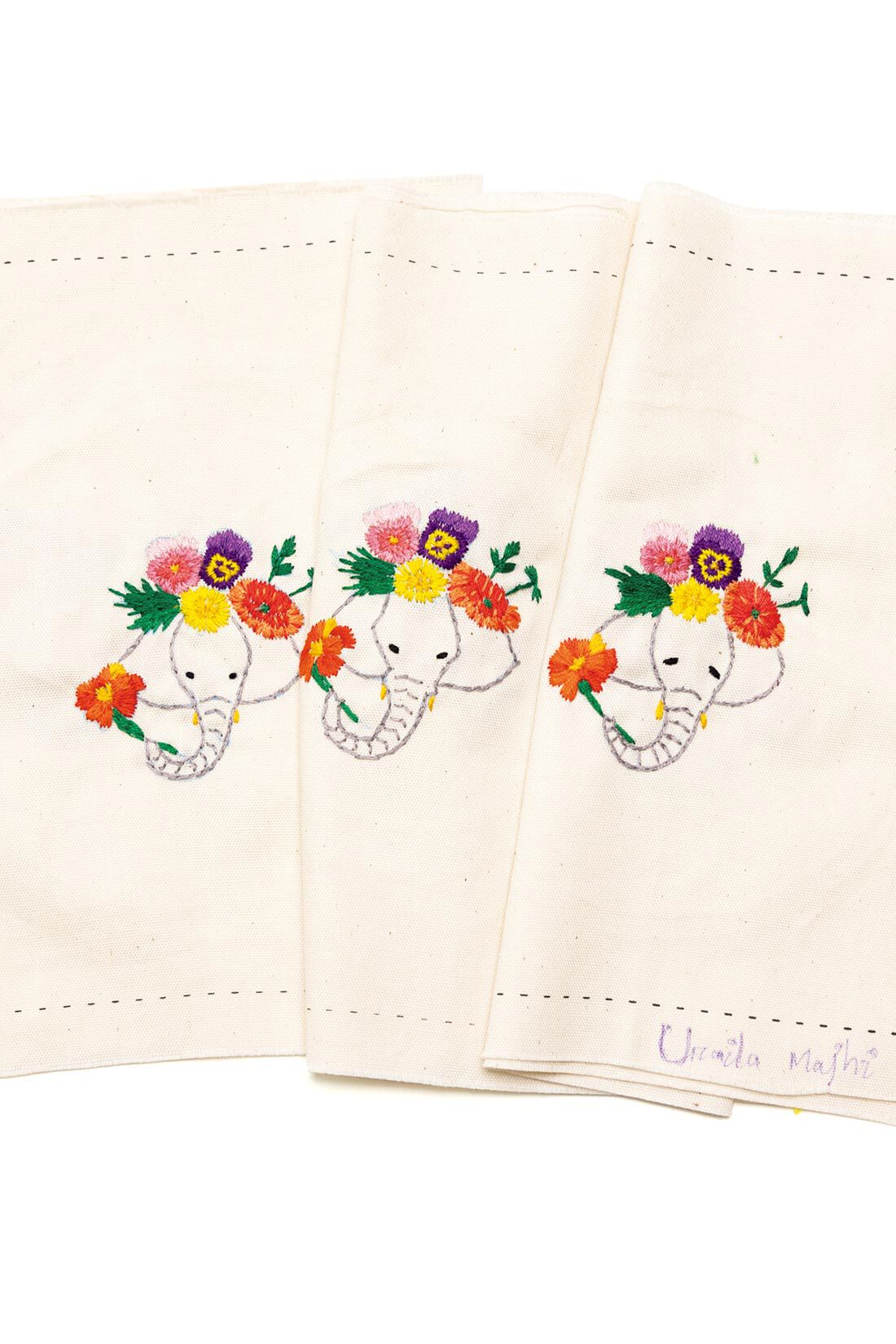 Live in  comfort|リブ イン コンフォート　Live love cotton project　お花を紡いで笑顔がつながる　象さん刺しゅうのトートバッグ|制作する刺しゅうガールズによって表情に違いがあるのも楽しみのひとつ。