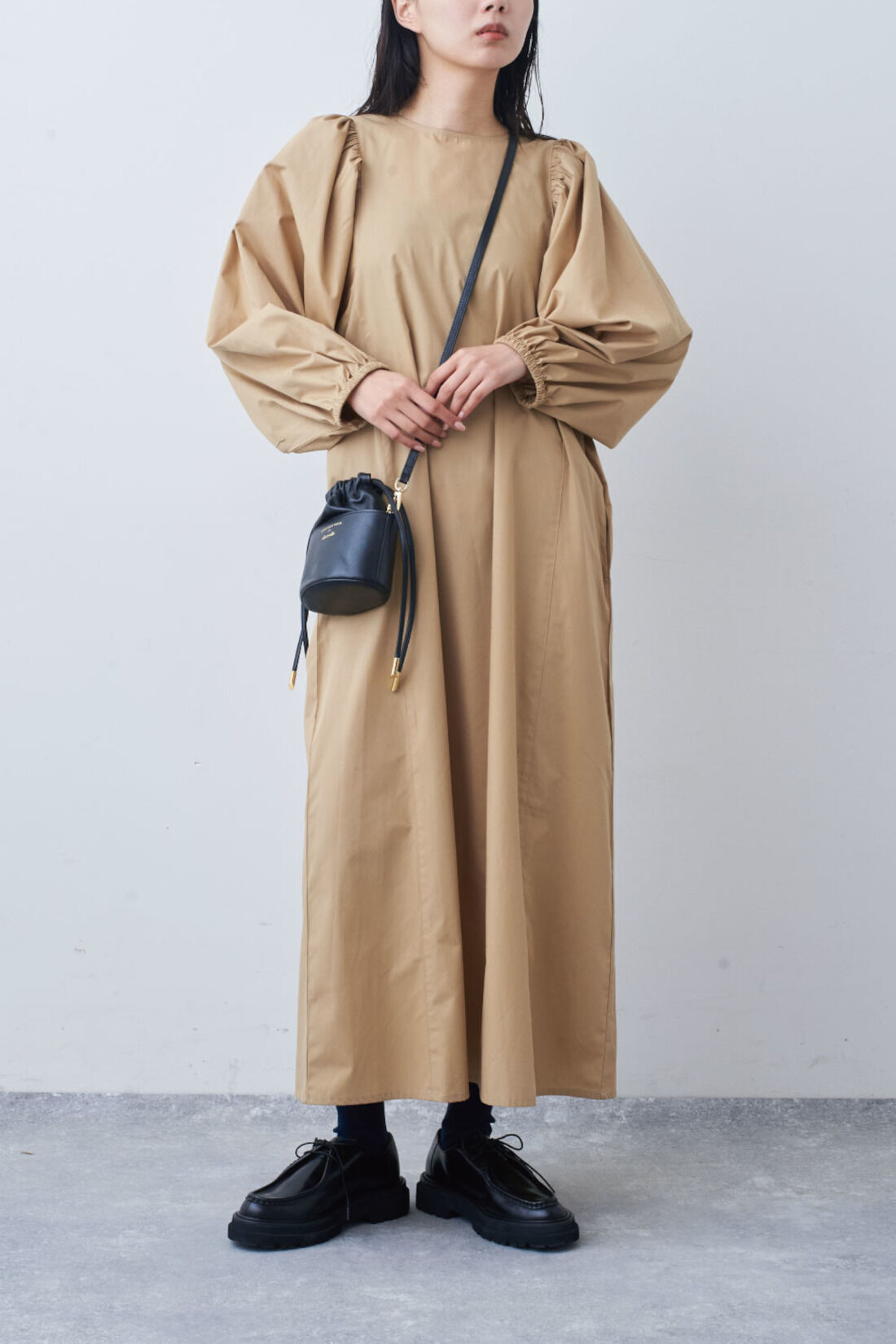 Live in  comfort|リブ イン コンフォート　はまじとコラボ 着るだけで華やかな 華奢（きゃしゃ）見えボリュームスリーブワンピース〈ベージュ〉