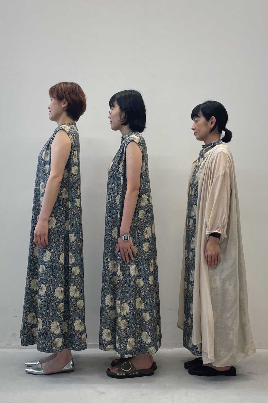 Live in  comfort|リブ イン コンフォート 大人モリスの世界 「ピンパーネル」柄が美しく着映える ゆるネックワンピース〈ネイビー〉