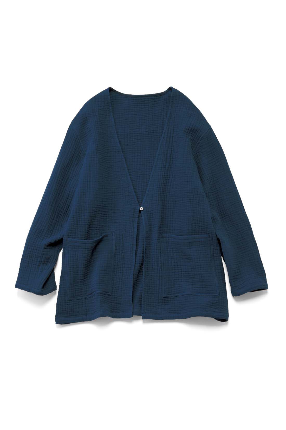 Live in  comfort|リブ イン コンフォート　やさしい着心地 コットントリプルガーゼのふんわりローブコート〈ネイビー〉【おはだが気になるみんなへ】|肌当たりに配慮して外側につけた大きめポケット。