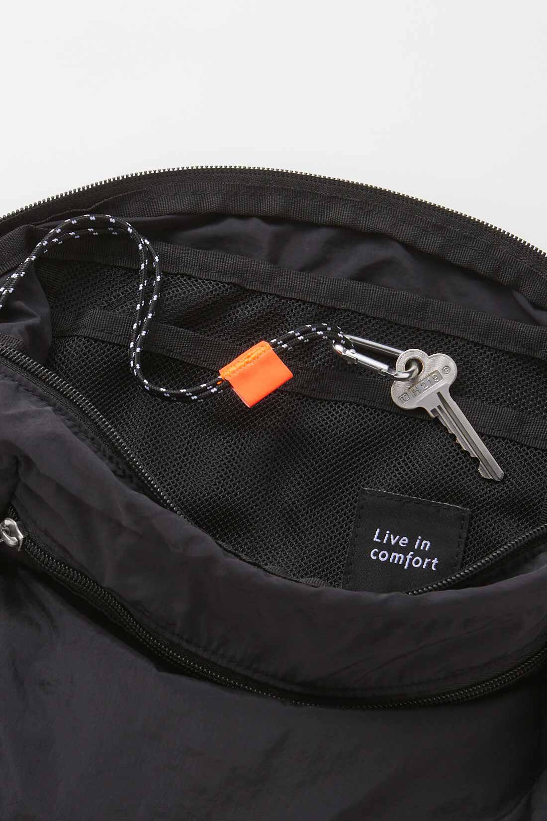 Live in comfort［リブインコンフォート］|リブ イン コンフォート はまじとコラボ 日常も旅行にも絶対使える 撥水（はっすい）薄軽ショルダーバッグ〈ブラック〉|内側は中が見えて便利なメッシュポケットと、鍵などを付けられるカラビナ付き。