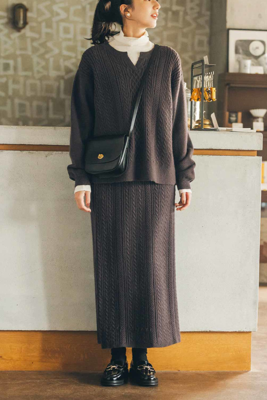 Live in  comfort|リブ イン コンフォート　くぼっち★とコラボ 上品ケーブル編みニットトップス＆スカートセットアップ〈チョコレートブラウン〉